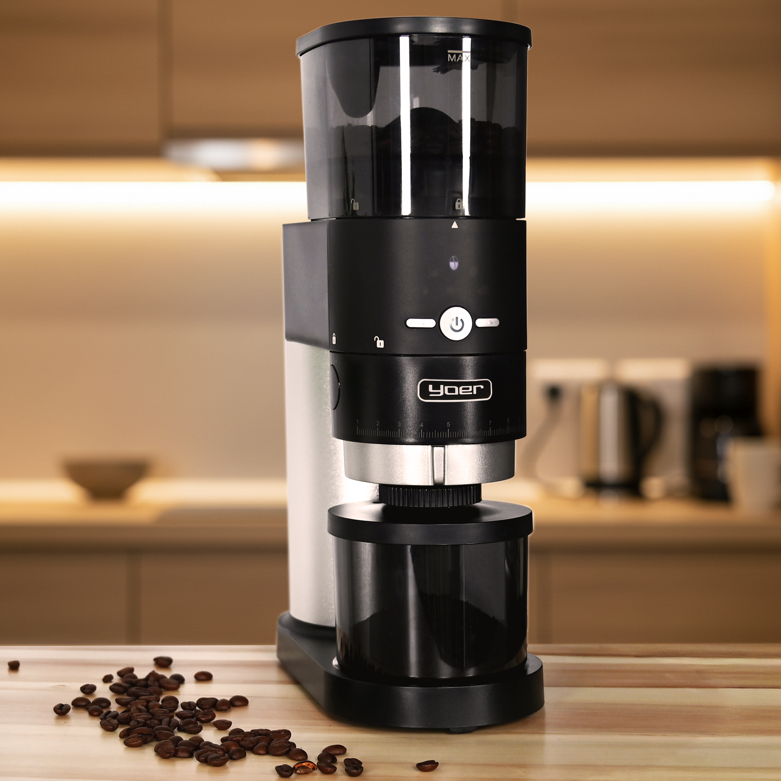 Młynek do kawy z ziarnami kawy na drewnianym stole. Kuchnia w tle.