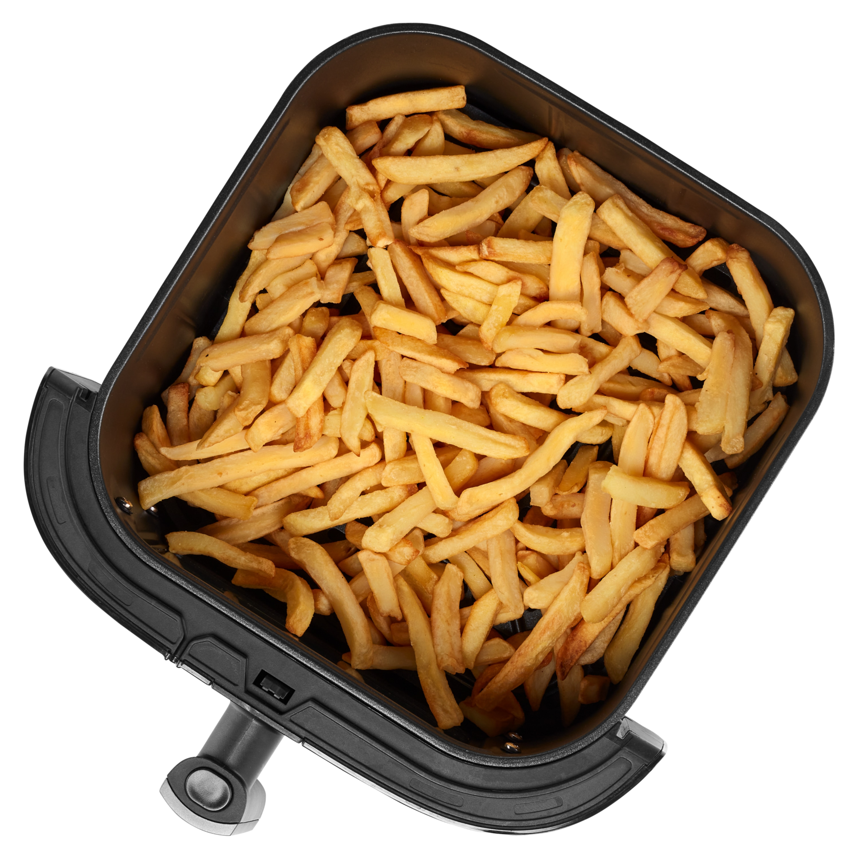 Een mand van een airfryer vol goudbruine friet, tegen een witte achtergrond.