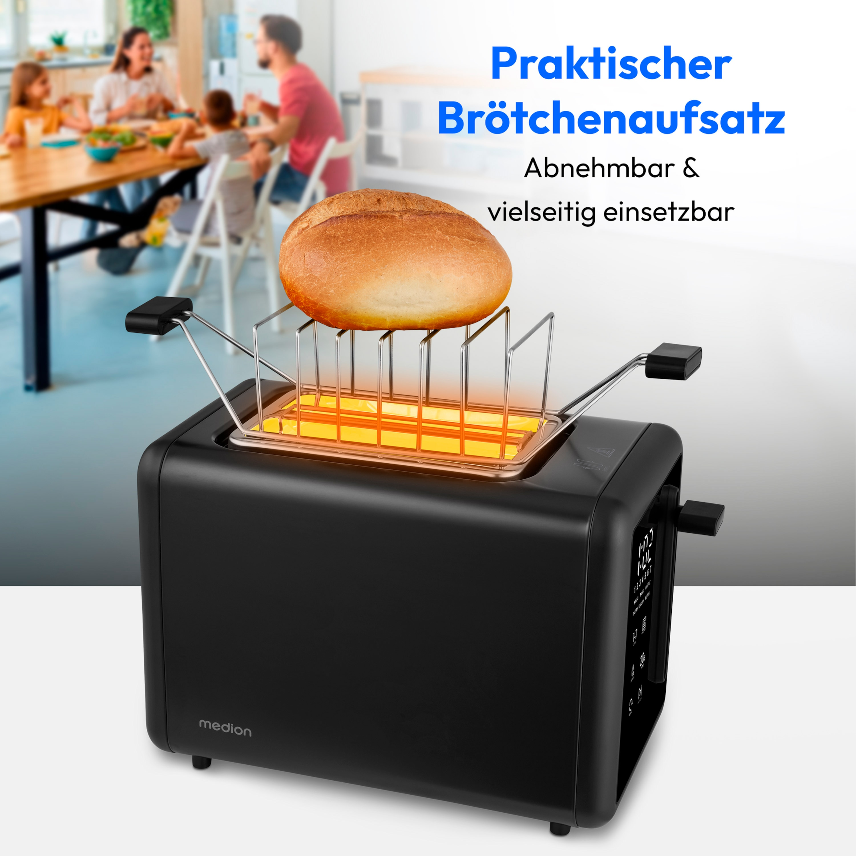 Een zwarte broodrooster met een broodje erop. Familie dineert op de achtergrond.