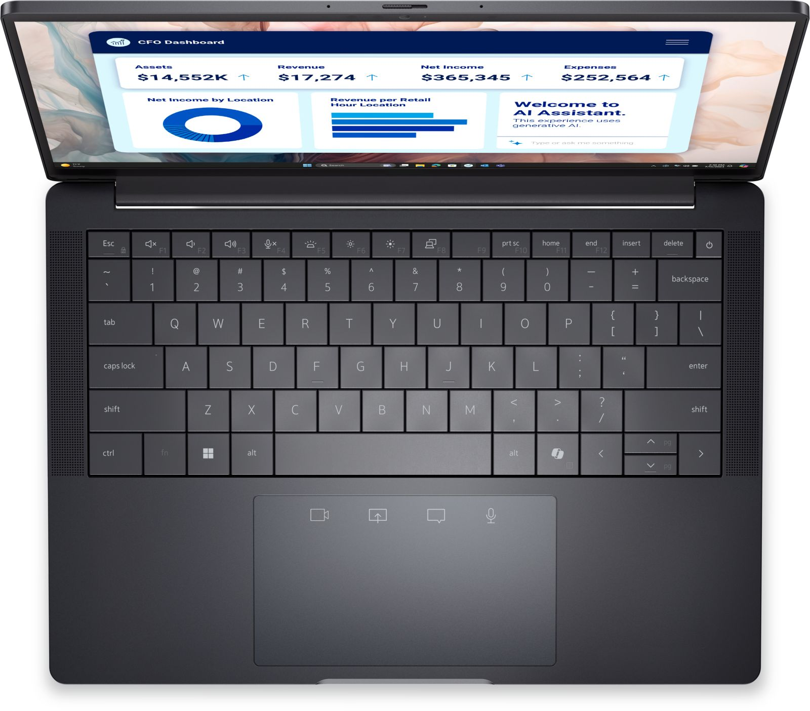 Laptop z pulpitem CFO na ekranie. Klawiatura widoczna. Statystyki obejmują aktywa, przychody i dochód netto.