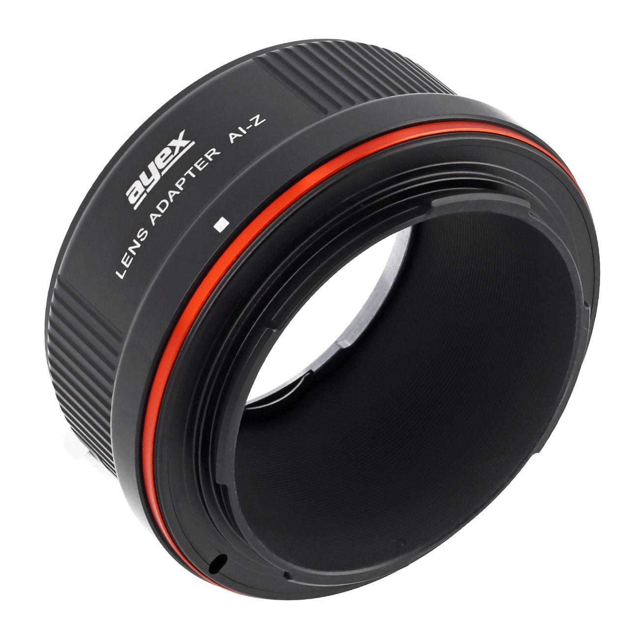 Ein schwarzer Objektivadapter mit rotem Ring, beschriftet mit 'ayex LENS ADAPTER AI-Z'. Der Adapter ist zylindrisch mit geriffelten Kanten.