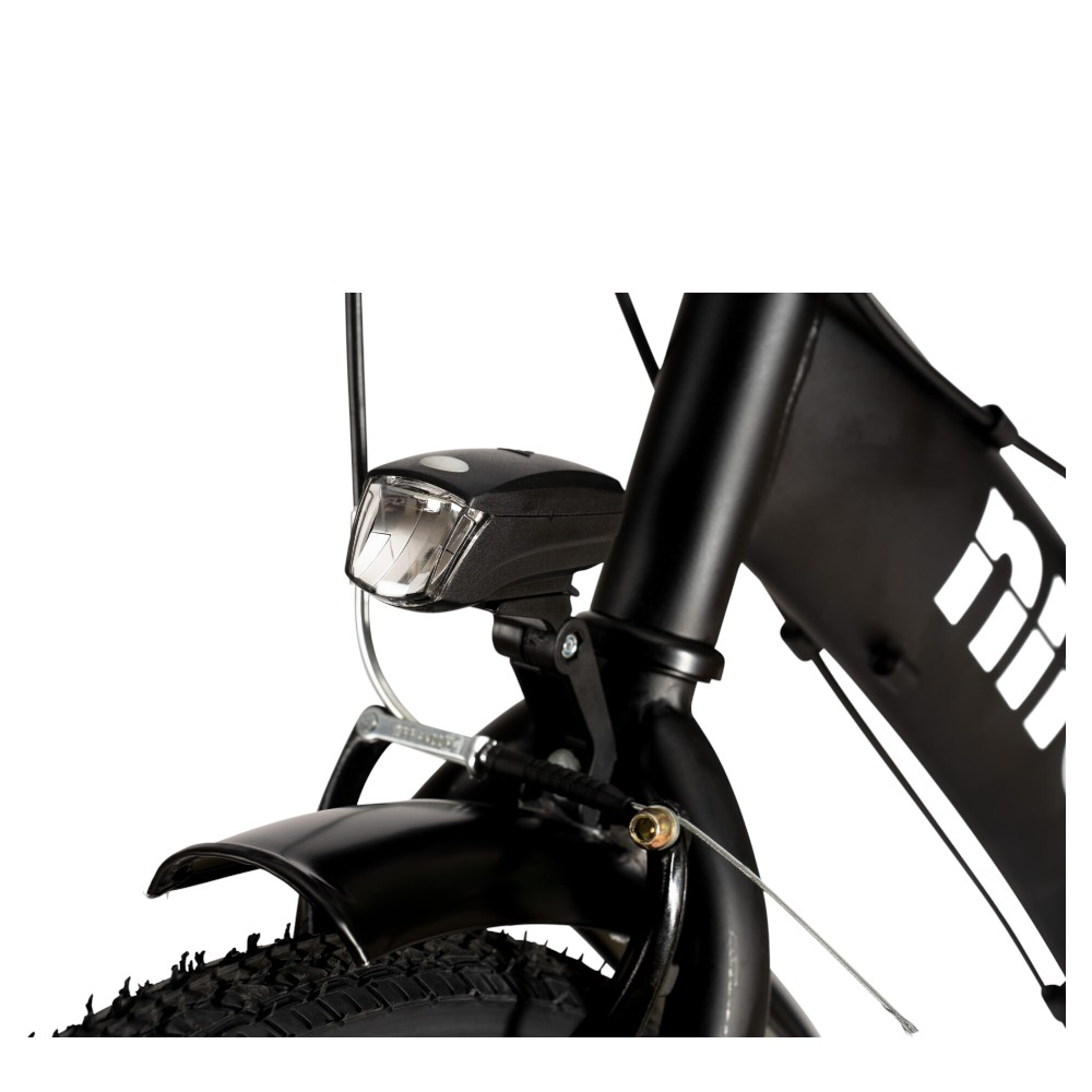 Primo piano della parte anteriore di una bici nera. Visibili faro, pneumatico, parafango e parte del telaio. Sfondo bianco.