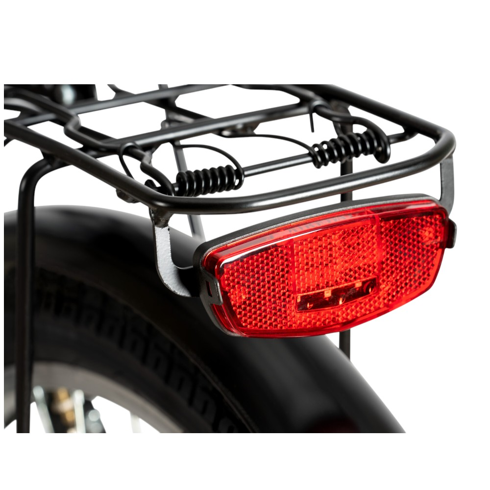 Primo piano di una bicicletta. Sono visibili il portapacchi posteriore, il catarifrangente rosso, il parafango nero e parte della ruota. Lo sfondo è bianco.