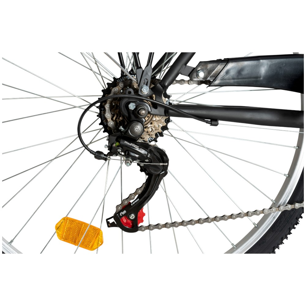 Primo piano di una ruota di bicicletta, che mostra gli ingranaggi, la catena e il catarifrangente. I raggi si irradiano dal centro, e la catena è visibile.