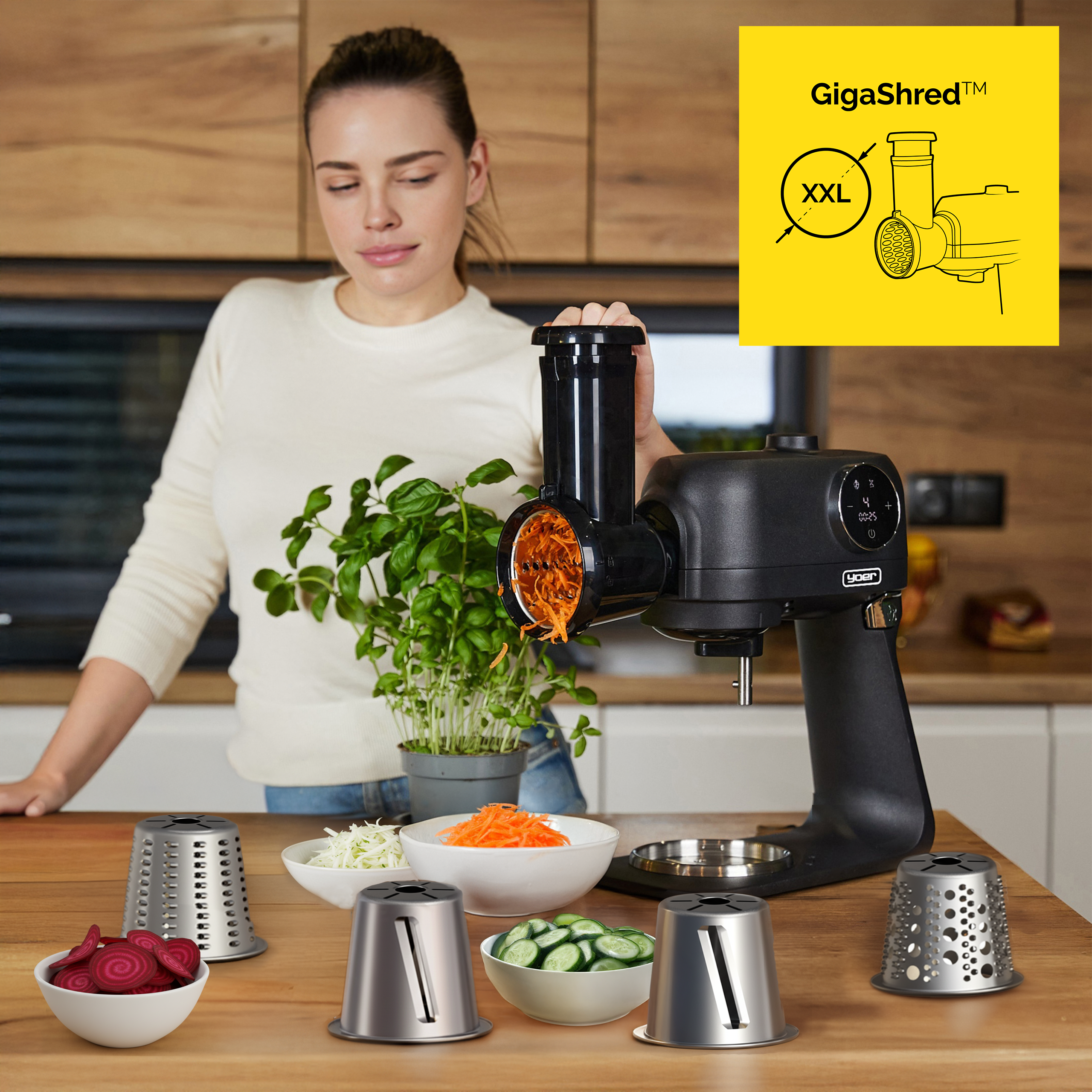 Kobieta używa czarnej szatkownicy do żywności. Misy z warzywami i ostrzami na drewnianym stole.