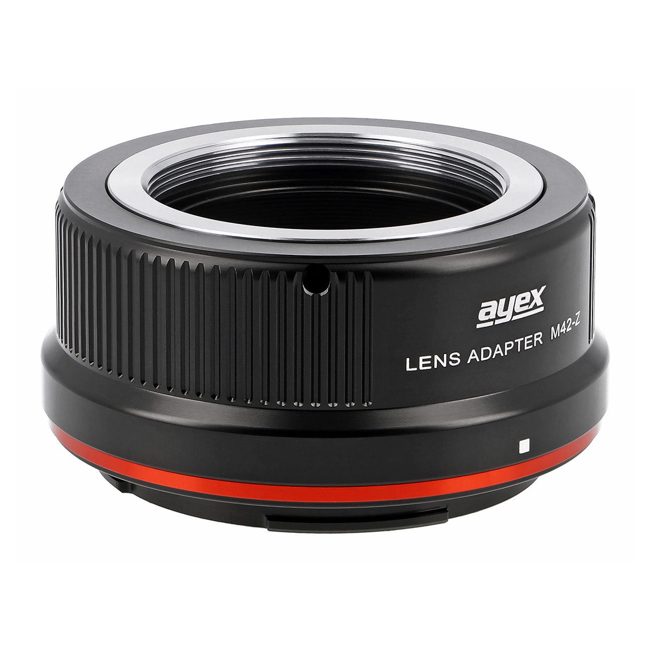 Ein schwarzer Objektivadapter mit silbernem Ring oben und roter Linie unten. Der Text "ayex LENS ADAPTER M42-Z" ist sichtbar.