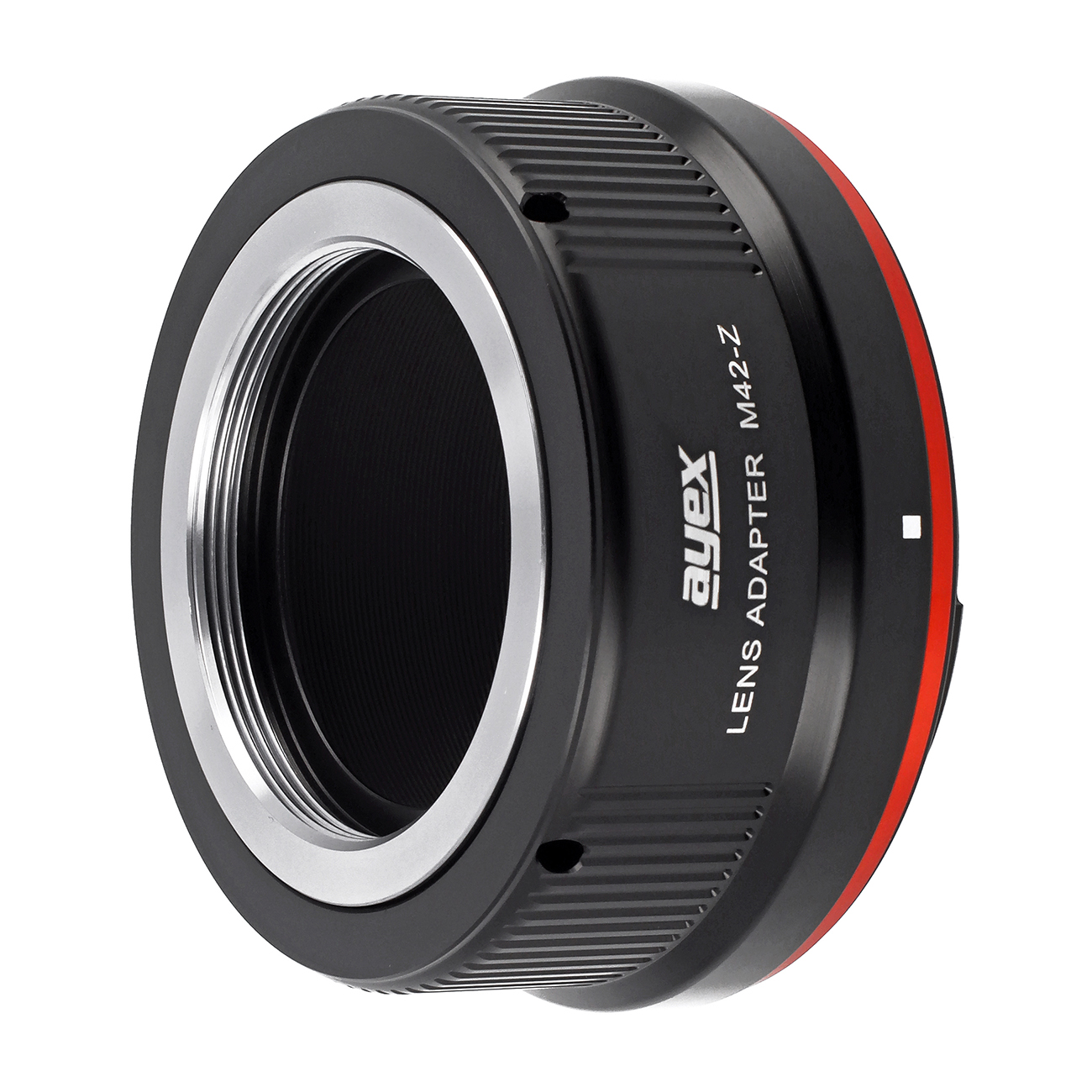 Ein schwarzer und silberner Objektivadapter. Er hat rote Details und der Text 'ayex LENS ADAPTER M42-Z' ist sichtbar.