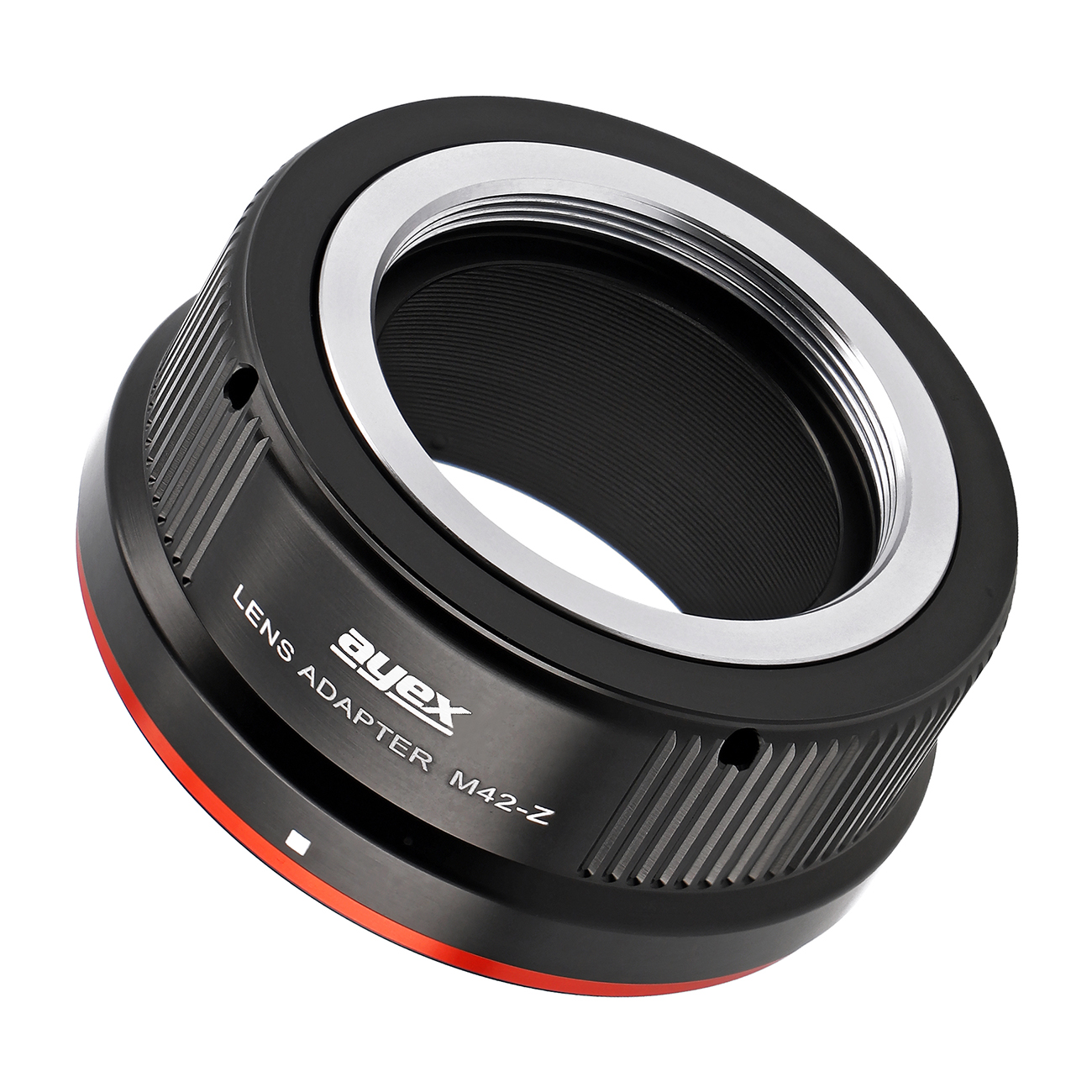 Ein schwarzer und silberner Objektivadapter. Er hat einen inneren Silberring und einen roten Rand. Der Text 'ayex LENS ADAPTER M42-Z' ist sichtbar.