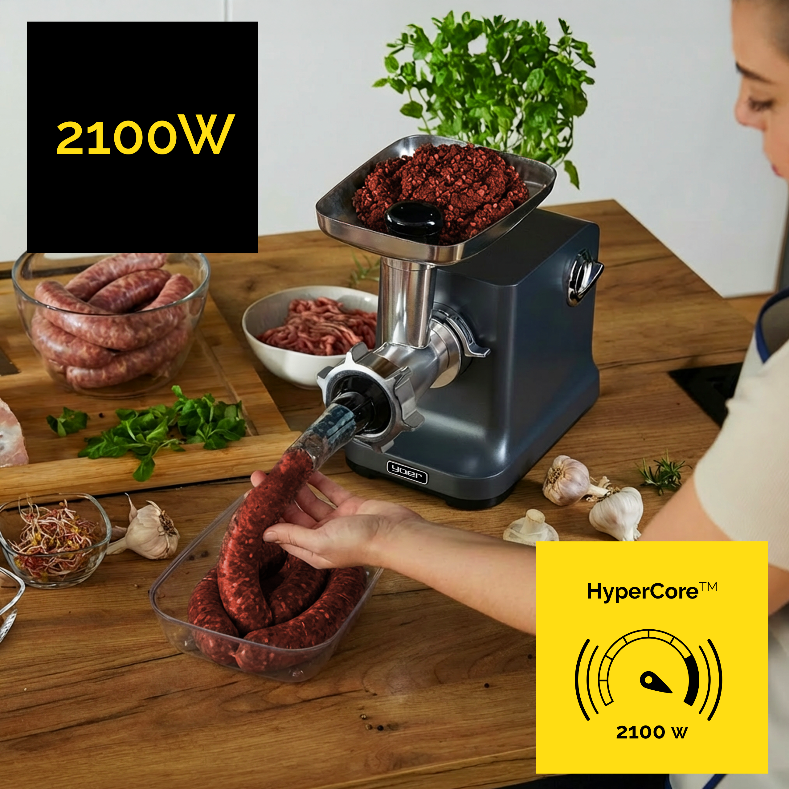 Maszynka do mięsa służy do robienia kiełbasy. Składniki i zioła leżą na drewnianym stole. Wskaźnik mocy wskazuje 2100W.
