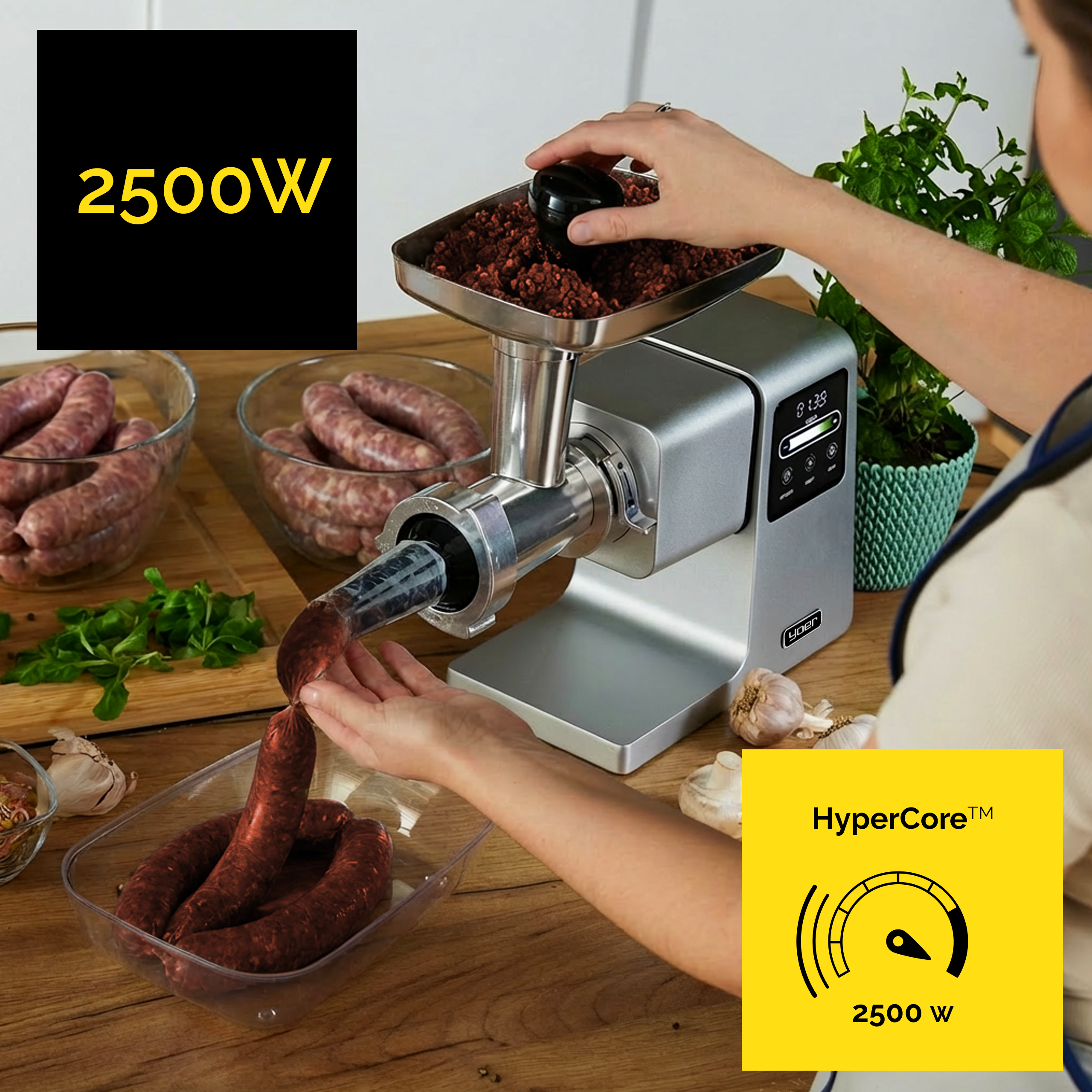 Maszynka do mięsa służy do mielenia mięsa. Kiełbasy umieszcza się w pojemniku. Widoczny jest znak mocy 2500W.