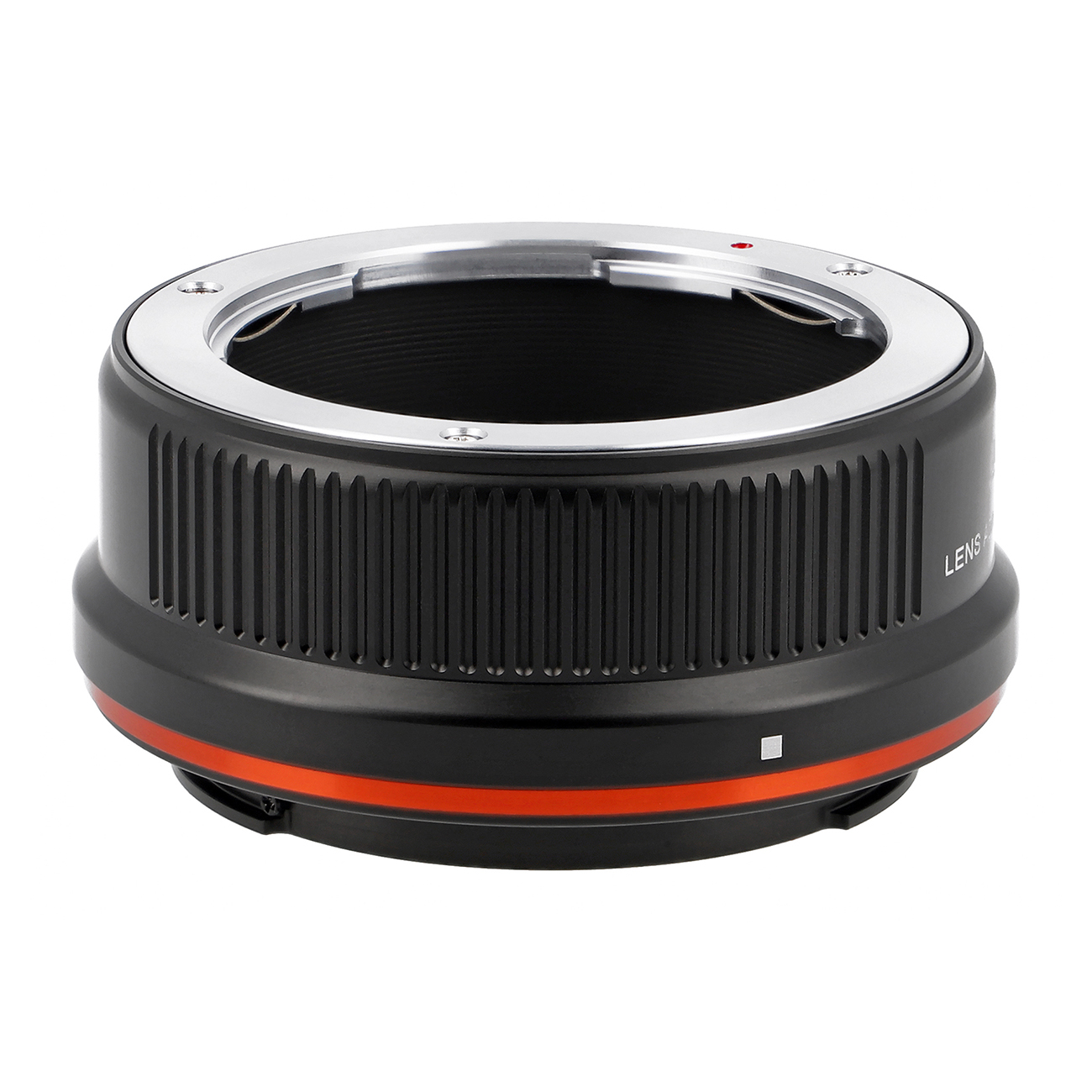 Ein schwarzer Objektivadapter mit einem silbernen Ring oben und einem orangefarbenen Streifen unten. Der Hintergrund ist weiß.