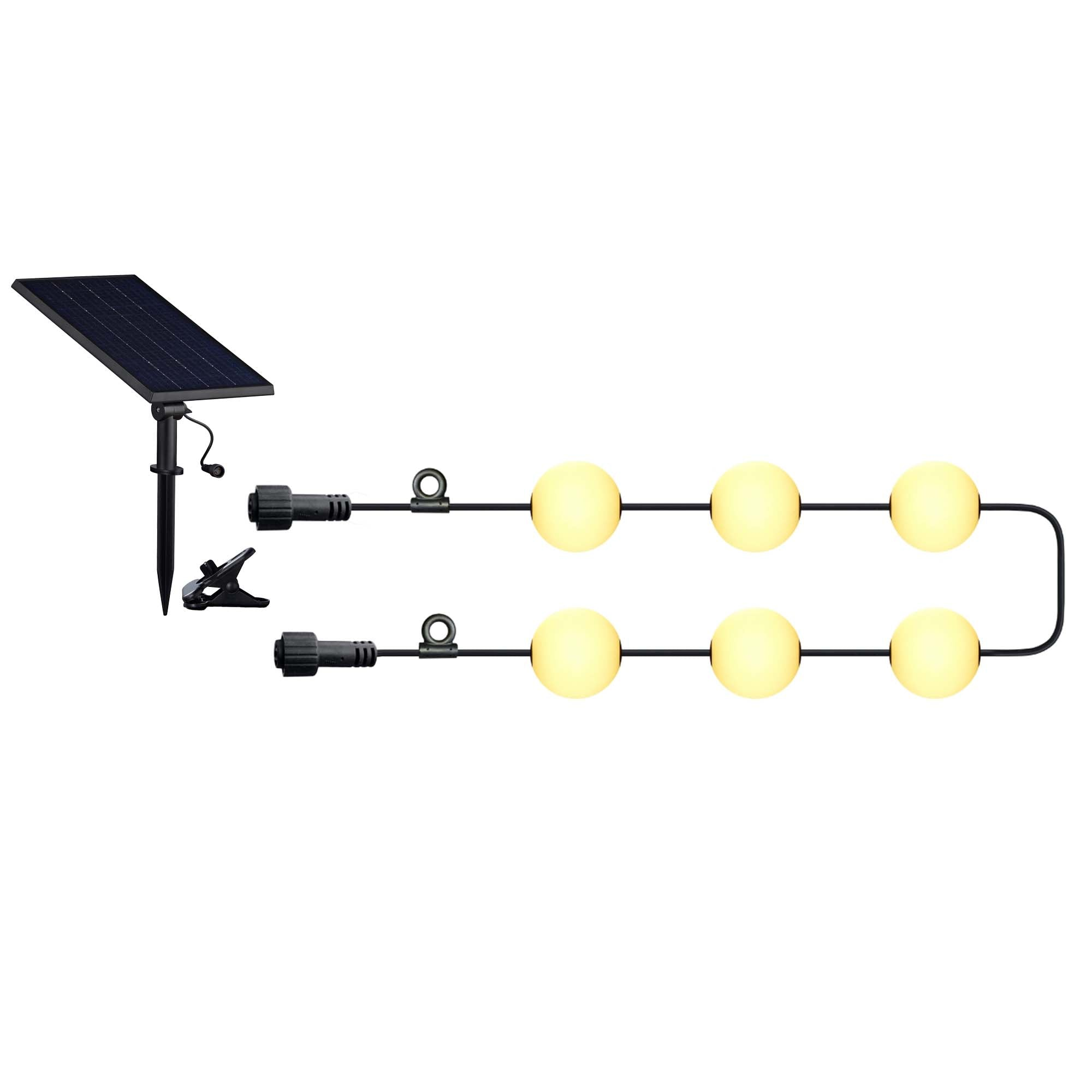 Solarpanel verbunden mit Lichterketten mit gelben Kugeln. Schwarze Stecker und Clips sind ebenfalls vorhanden.