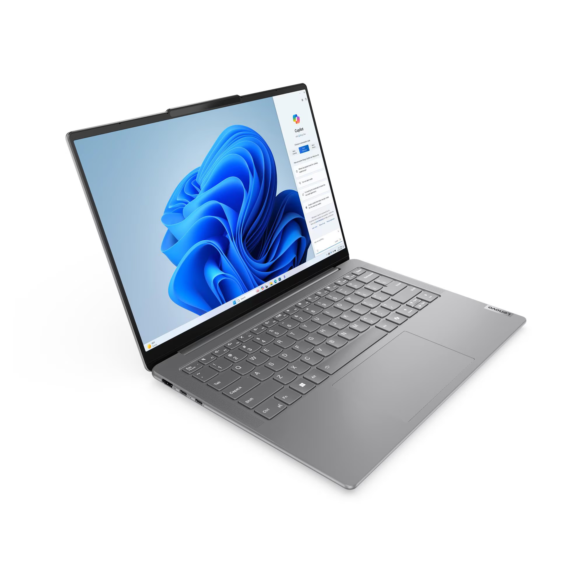 Laptop Lenovo argentato aperto, con Windows Copilot sullo schermo. Sfondo blu di Windows. Sfondo bianco.