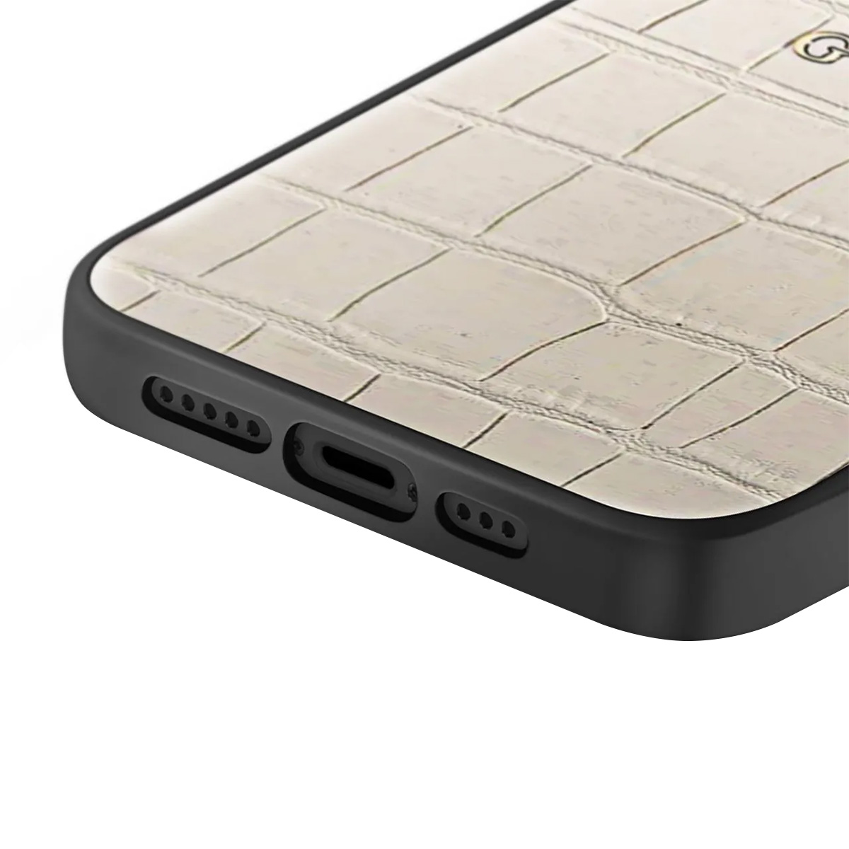 Primo piano di una custodia per telefono. Ha un bordo nero e una superficie strutturata color crema che ricorda la pelle di rettile. La parte inferiore ha fori per l'altoparlante.