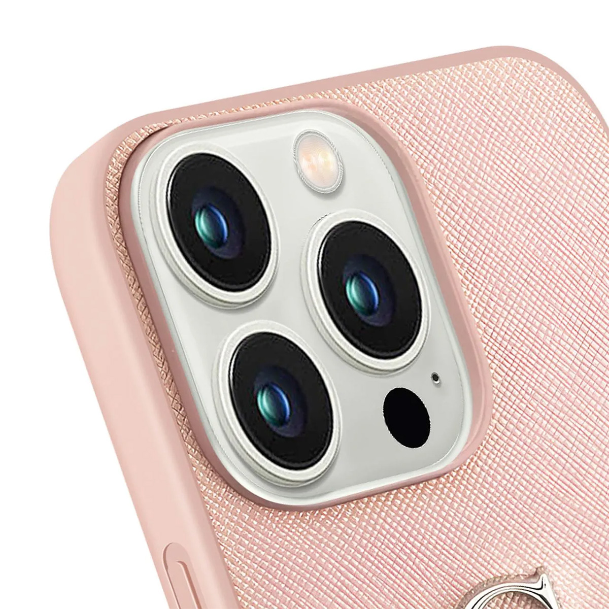 Primo piano di una custodia rosa per telefono con tre obiettivi, un flash e un punto nero, che mostra consistenza e dettagli.