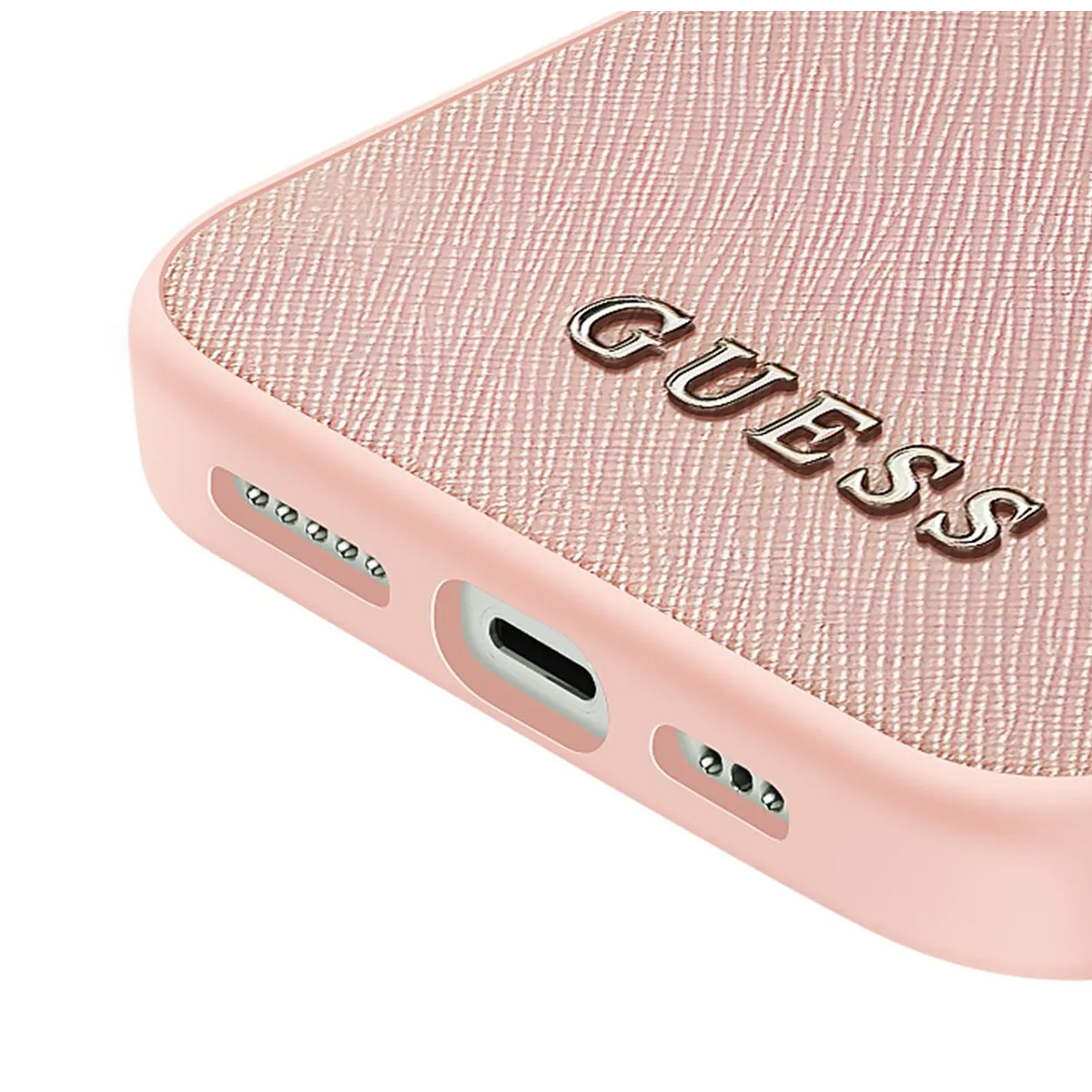 Primo piano di una custodia per telefono Guess rosa. La custodia ha una superficie strutturata con il logo Guess argentato. Sono visibili porte e pulsanti.