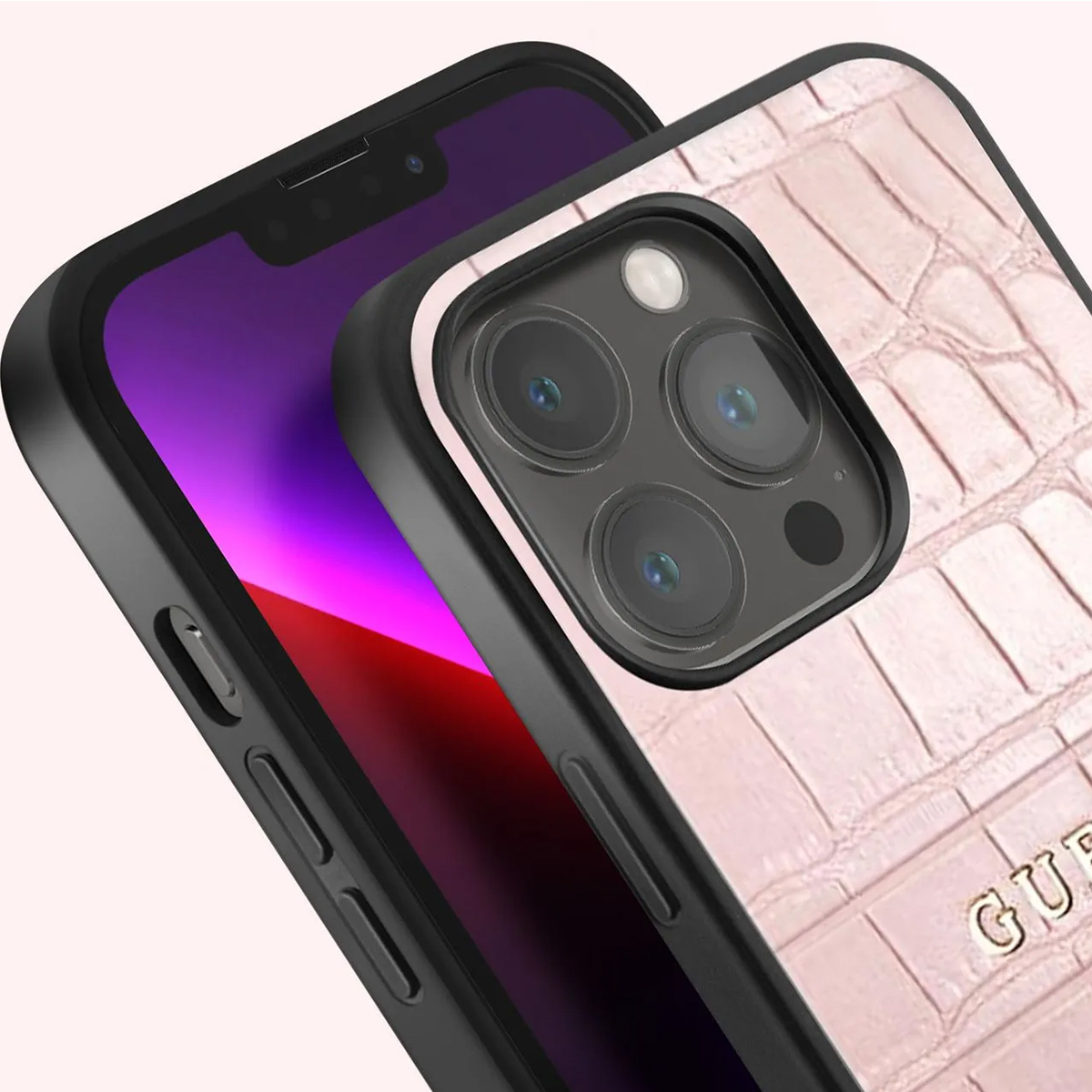 Primo piano di un telefono. Il telefono ha una custodia rosa in pelle di coccodrillo. Lo schermo del telefono è visibile, con una sfumatura viola e rossa.