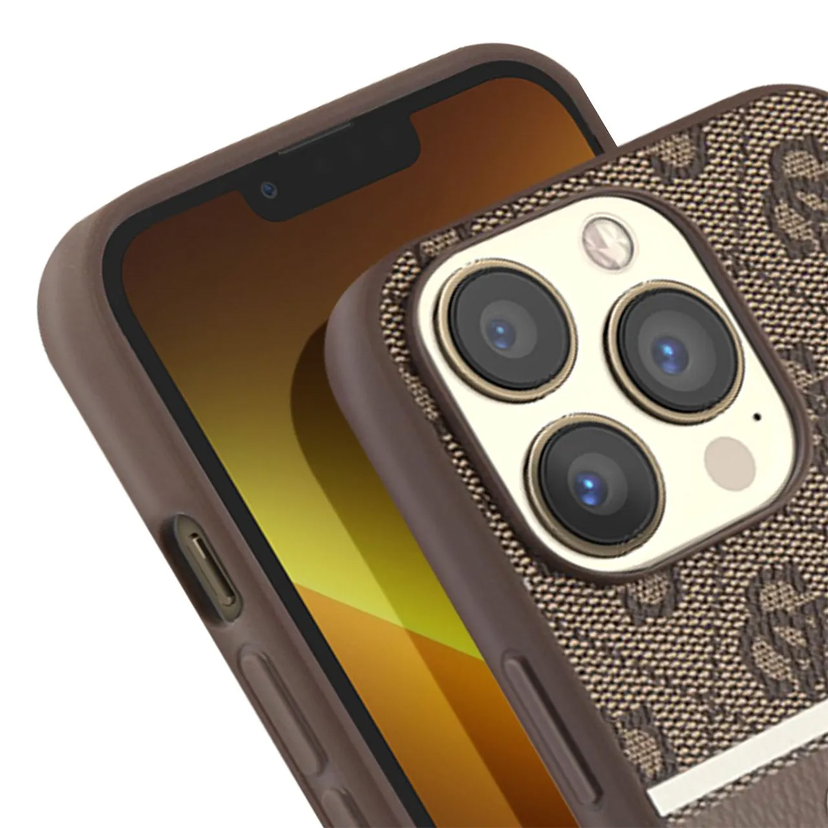Primo piano di un telefono marrone con custodia fantasia. Le lenti della fotocamera sono visibili. Il telefono è angolato.