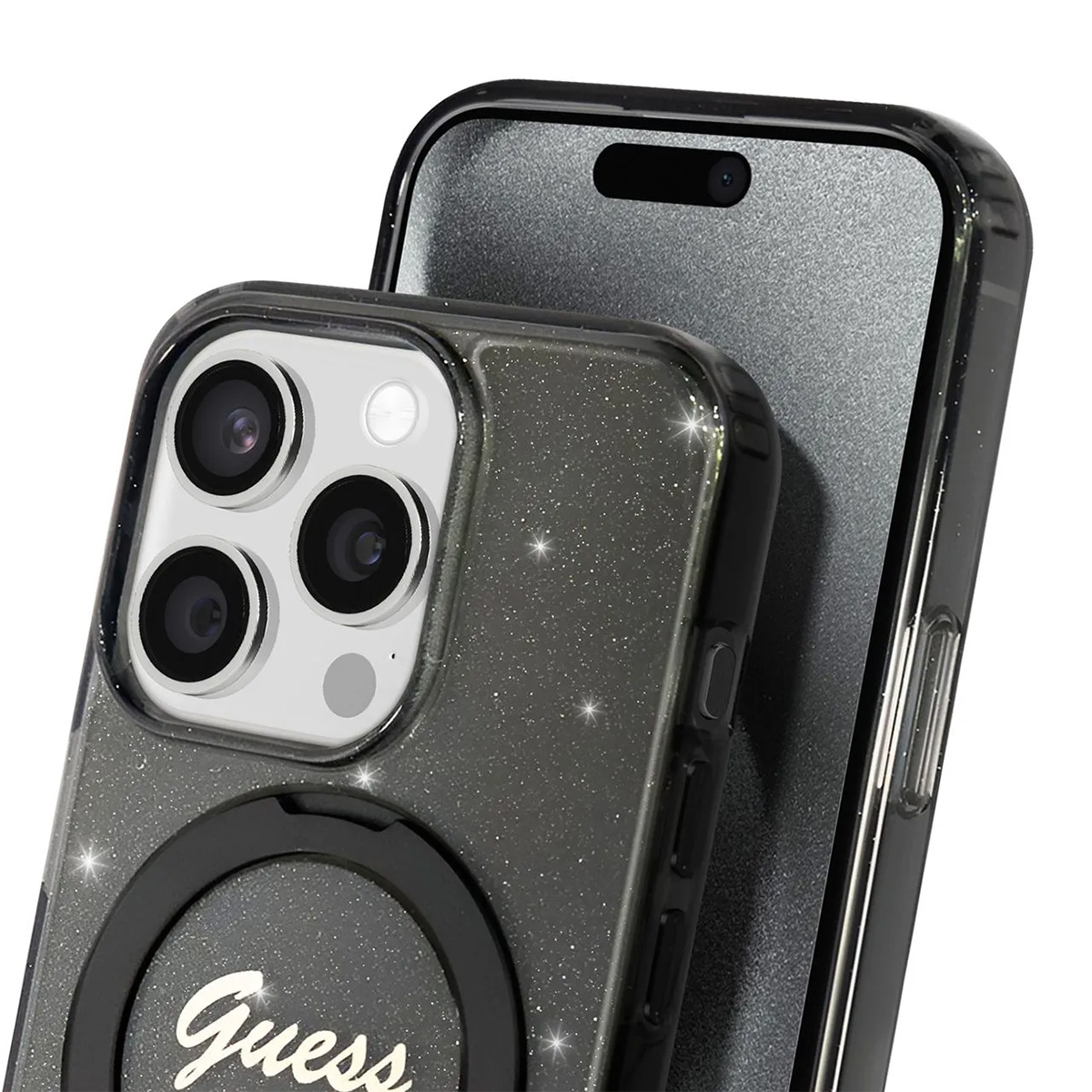 Primo piano di un telefono in una custodia glitterata, con più fotocamere e un logo Guess. C'è un altro telefono dietro.