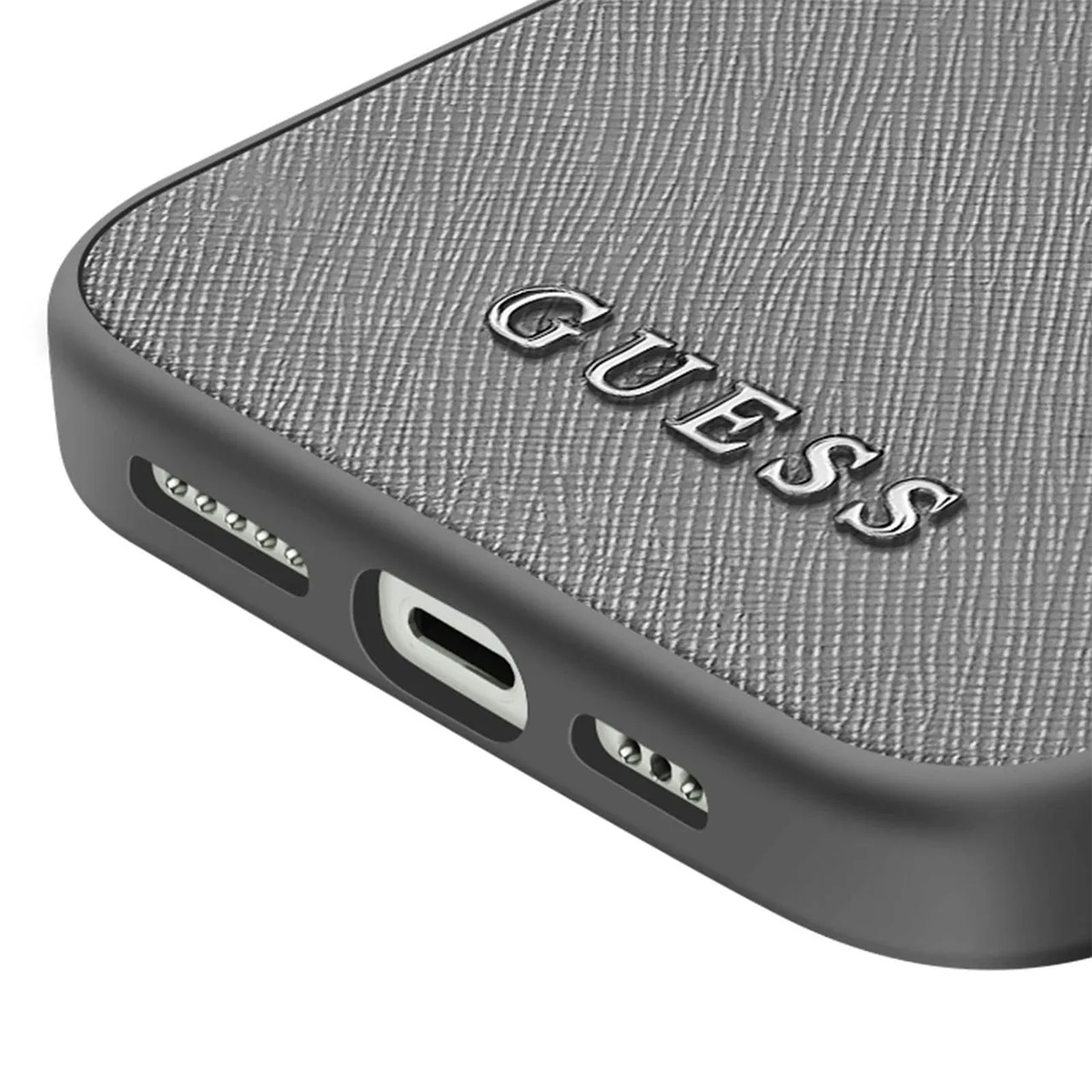 Primo piano di una custodia per telefono. Texture grigia con la scritta GUESS in argento. Una porta e fori per altoparlanti visibili.