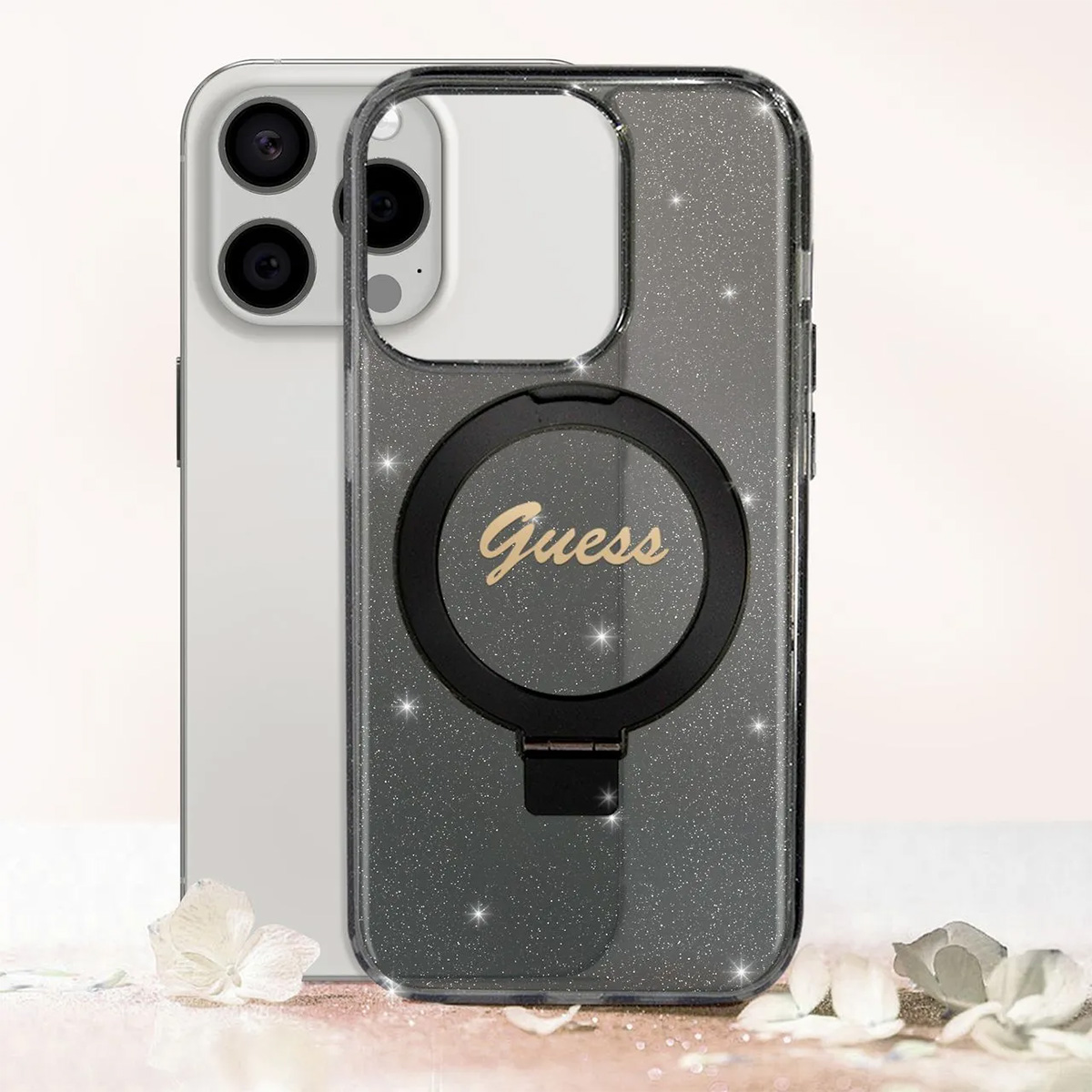 Un telefono con una custodia Guess. La custodia è nera con un anello di supporto. Il telefono è argento. Il logo Guess è sull'anello.