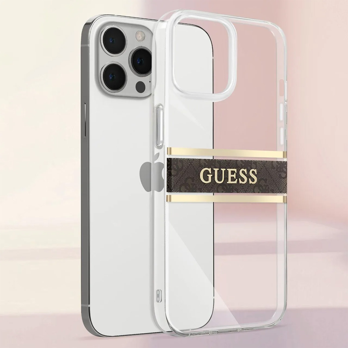 Un iPhone con una custodia trasparente Guess. La custodia ha una banda marrone con il logo Guess e dettagli dorati. Il telefono è argento.