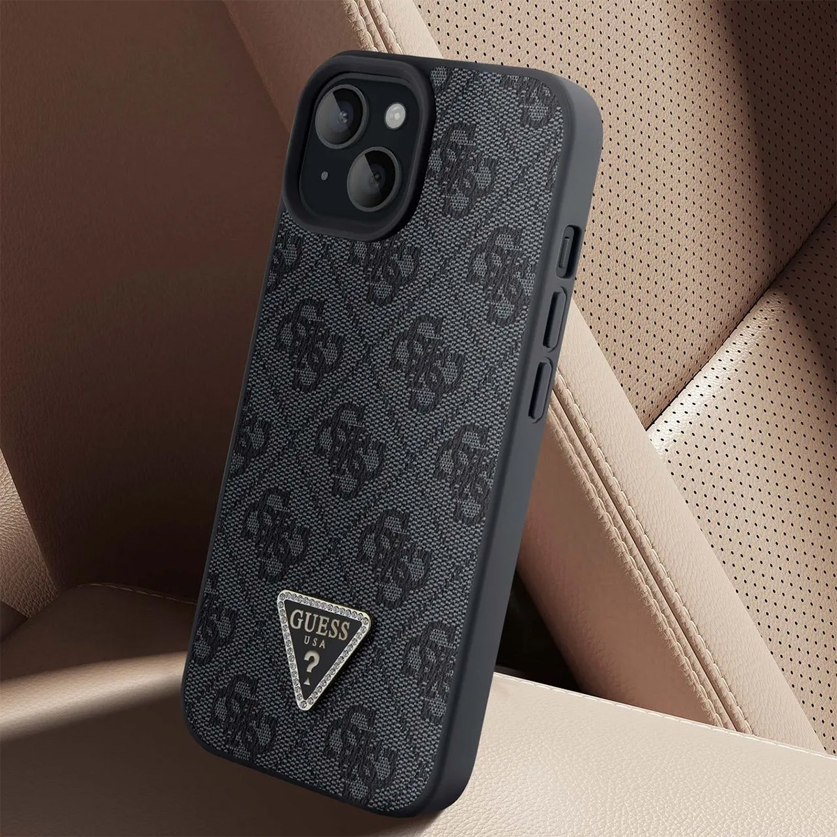 Un iPhone in una custodia Guess. La custodia è nera con un motivo a logo, un logo Guess argentato e un modulo fotocamera nero.