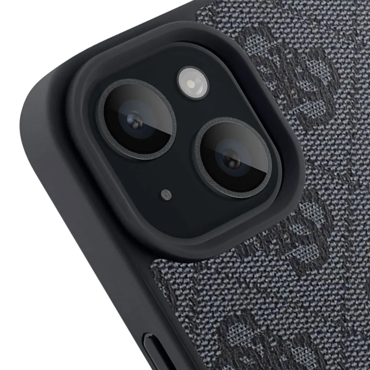 Primo piano di una custodia per telefono. La custodia è nera con un tessuto strutturato e fantasia. Le lenti della fotocamera sono visibili.