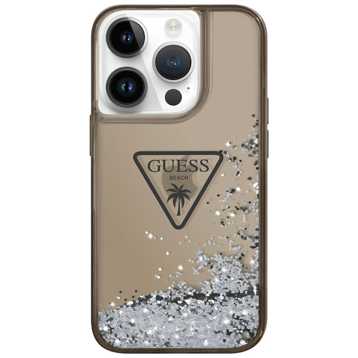 Custodia trasparente per telefono con logo Guess e glitter argentati. Il telefono ha tre obiettivi per fotocamera. Lo sfondo è marrone chiaro.