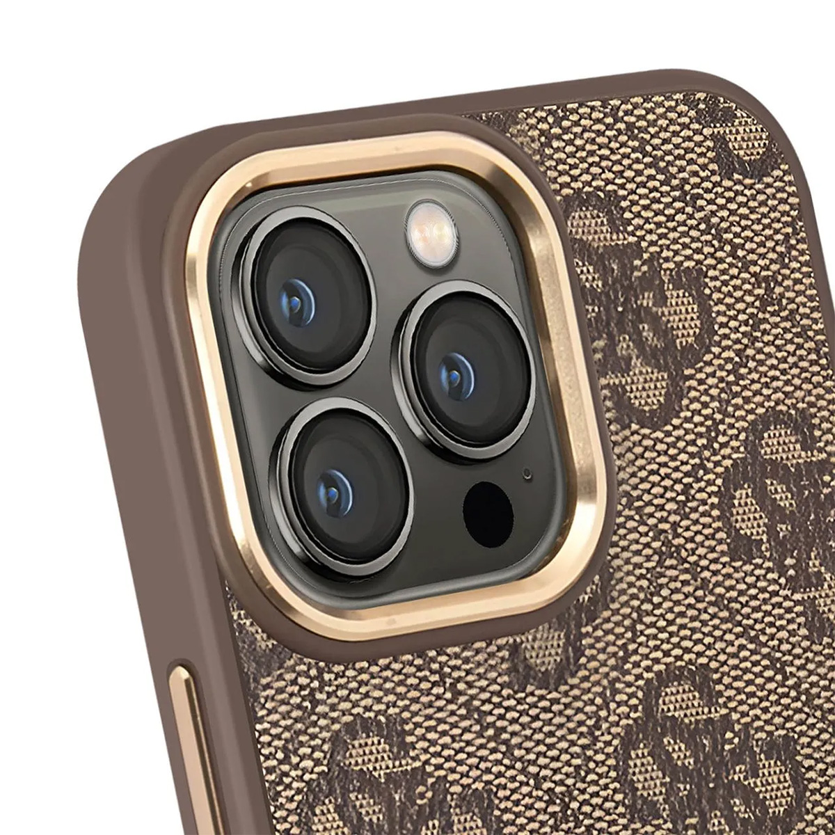 Primo piano di una custodia per telefono con più obiettivi della fotocamera. La custodia è marrone con una cornice dorata attorno alle lenti e un retro fantasia.