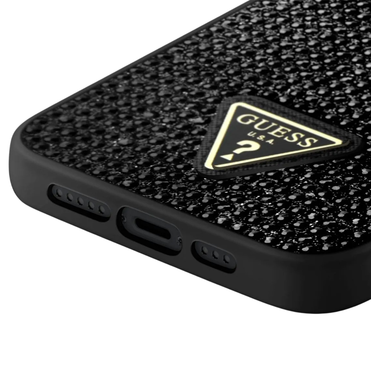 Primo piano di una custodia per telefono Guess nera con superficie strutturata e logo Guess. La custodia ha fori per altoparlanti e ricarica.
