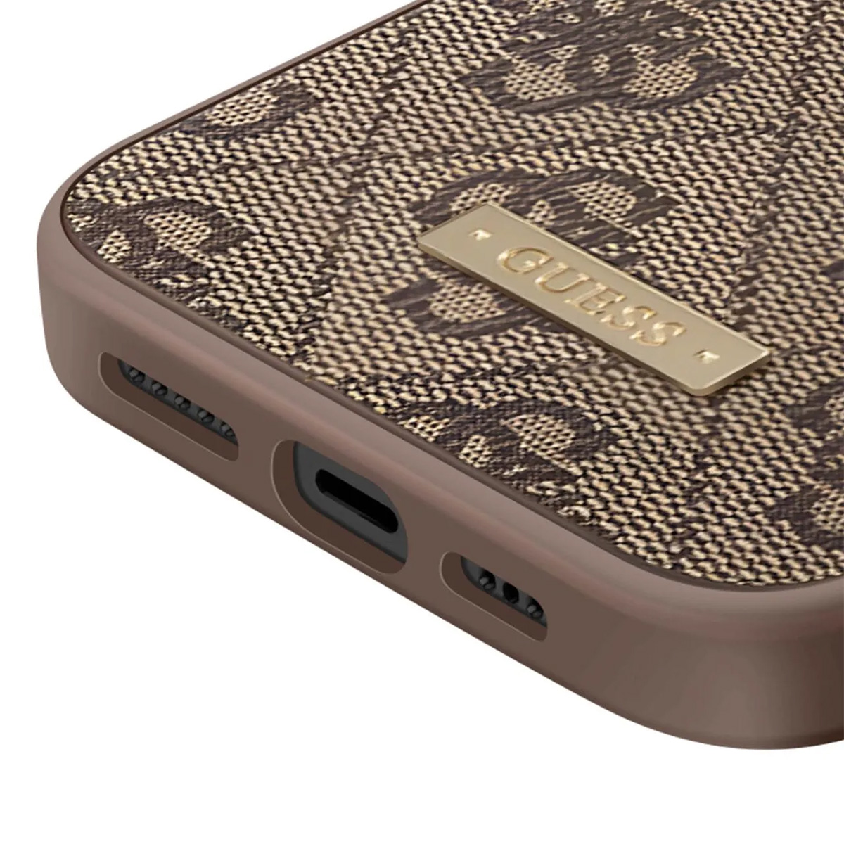 Primo piano di una custodia per telefono Guess marrone. Presenta un motivo intrecciato con il logo del marchio in oro. La custodia ha ritagli per le porte.