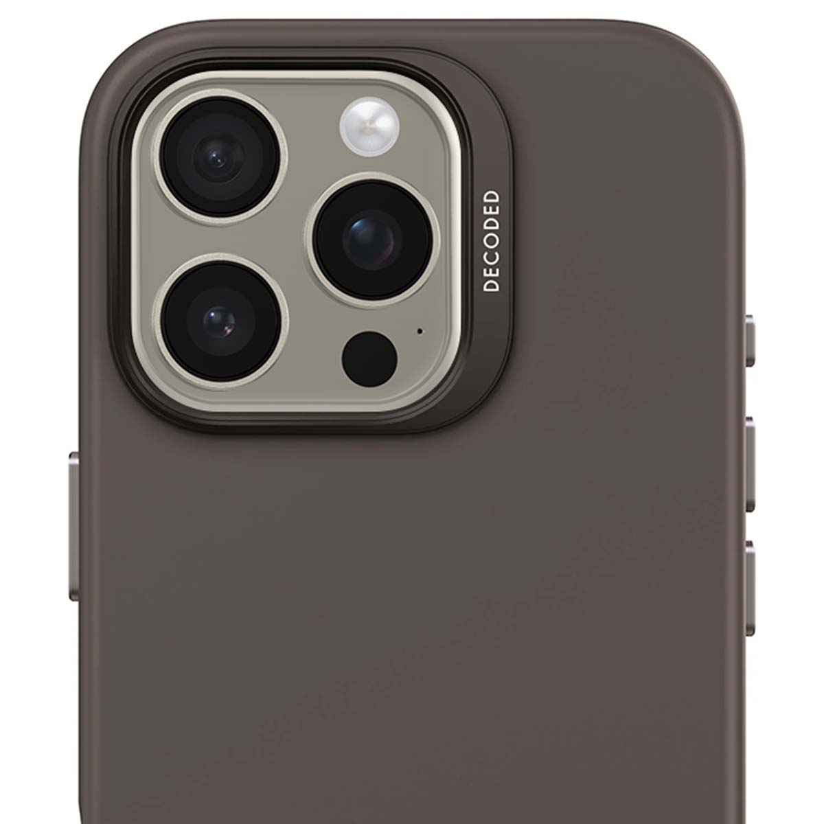 Primo piano di una custodia per telefono. La custodia è grigia con un modulo fotocamera con 3 obiettivi e un flash. La parola DECODED è stampata.
