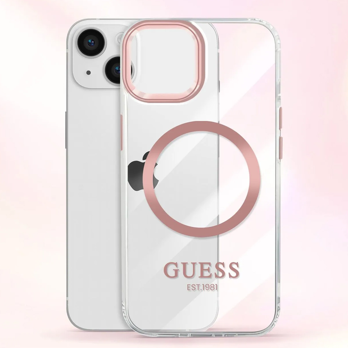 Un iPhone con una custodia trasparente. La custodia ha un anello rosa attorno alla fotocamera e il logo Guess. Lo sfondo è rosa.