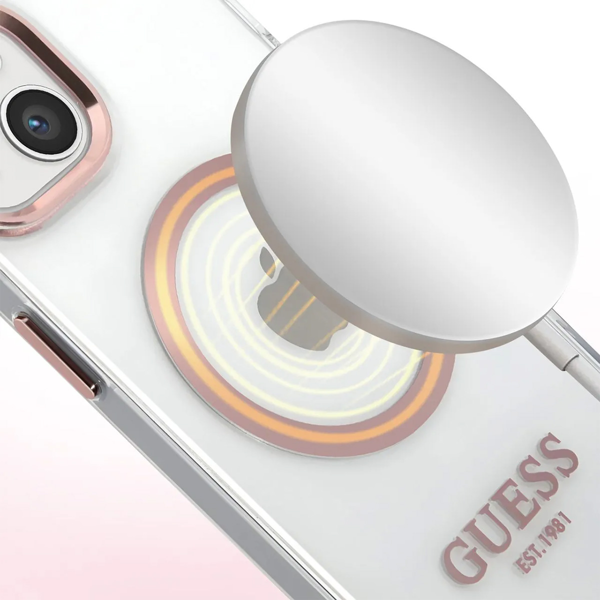 Una custodia trasparente con logo Guess. Un caricatore bianco è posto sul retro. Il telefono ha una fotocamera e una cornice color rame.