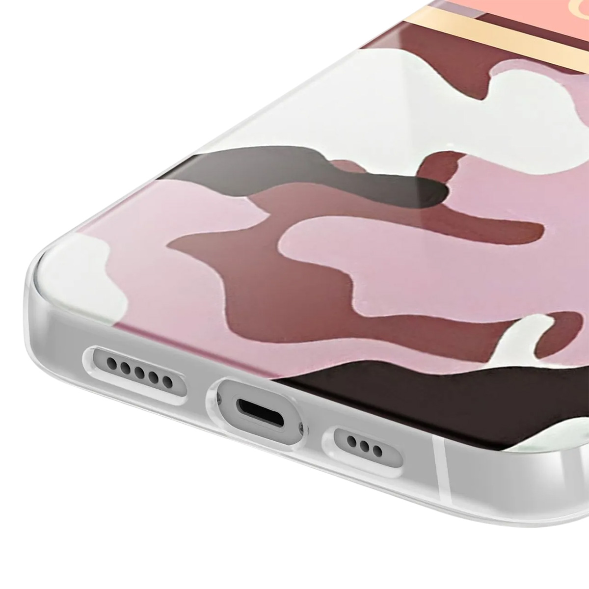 Primo piano di una custodia per telefono con un motivo mimetico rosa, bianco e marrone. La custodia ha un bordo in plastica trasparente.