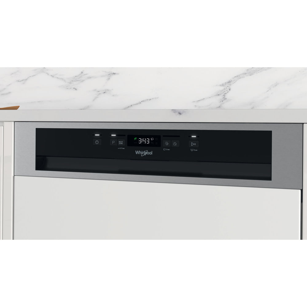Un primo piano del pannello di controllo di una lavastoviglie Whirlpool. Pannello nero con pulsanti e display digitale che mostra 3:43. Mobile bianco sotto.