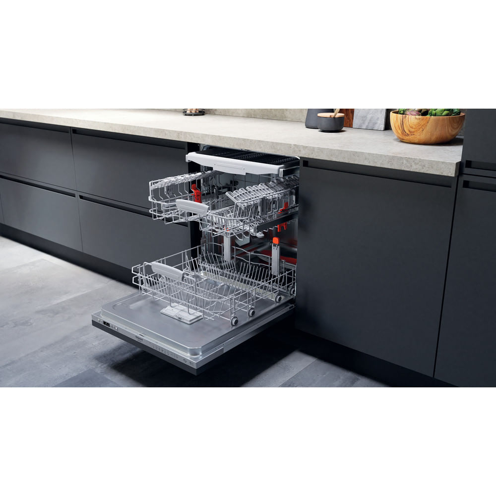 Una lavastoviglie aperta in una cucina moderna. All'interno ci sono due cestelli in metallo. La porta è aperta.