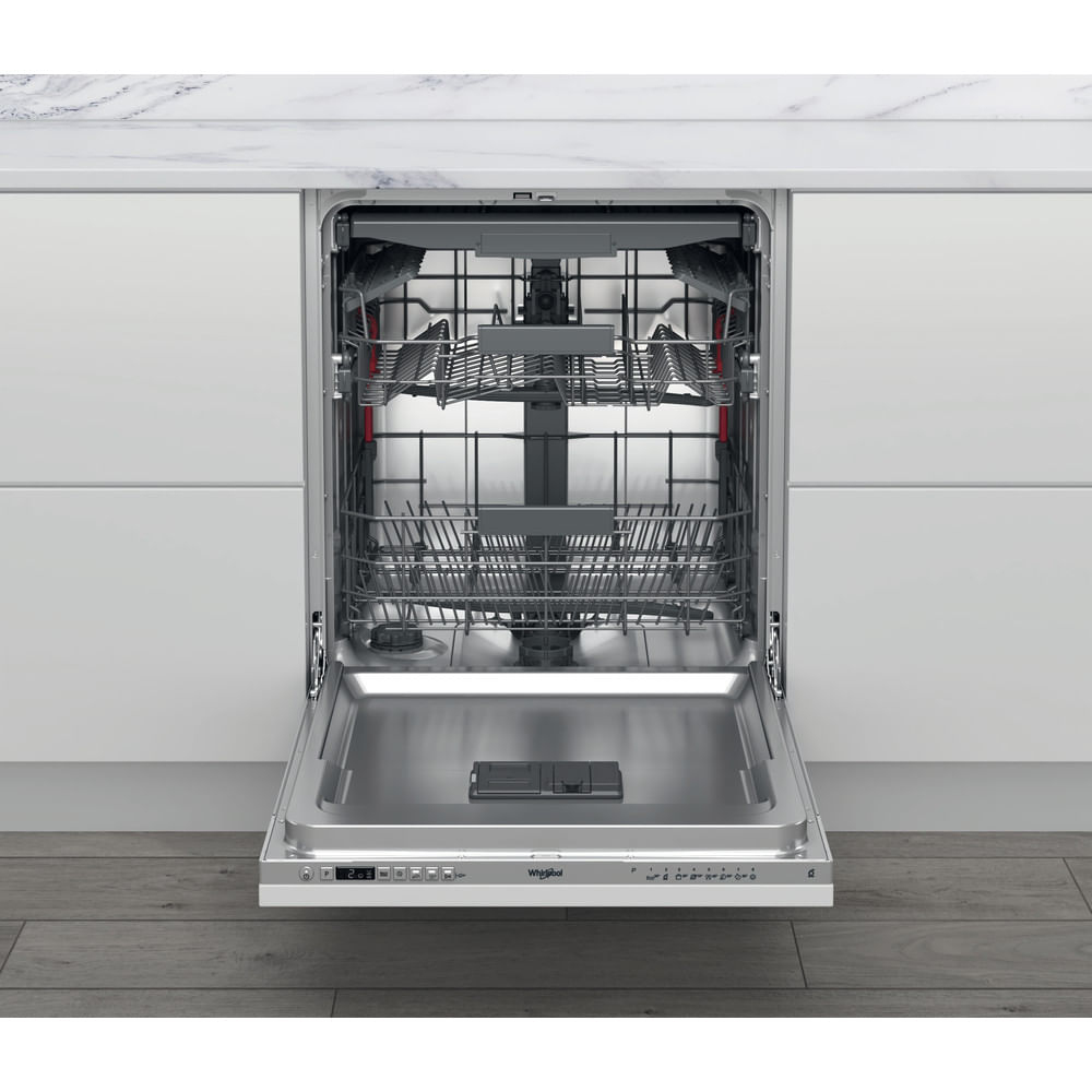 Lavastoviglie aperta. Sportello giù. Interno con ripiani. Unità incassata in mobile bianco con pavimento in legno.