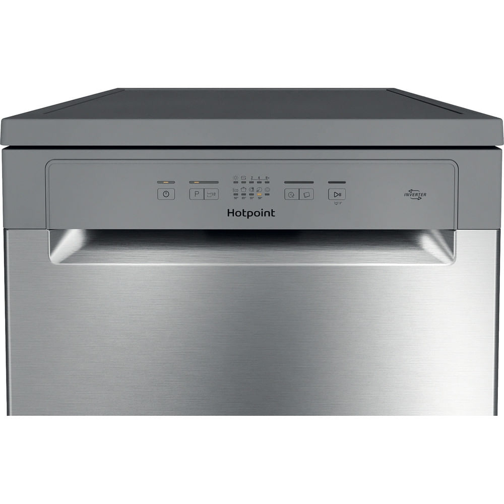 Una lavastoviglie Hotpoint. È argentata con un pannello grigio contenente pulsanti e luci. La porta ha una maniglia.