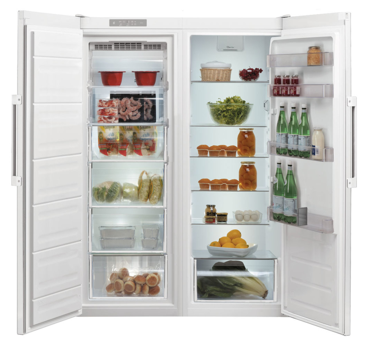 Un frigorifero bianco è aperto, rivelando cibo. Lato sinistro: surgelati. Lato destro: prodotti freschi, barattoli, bottiglie e prodotti da forno.