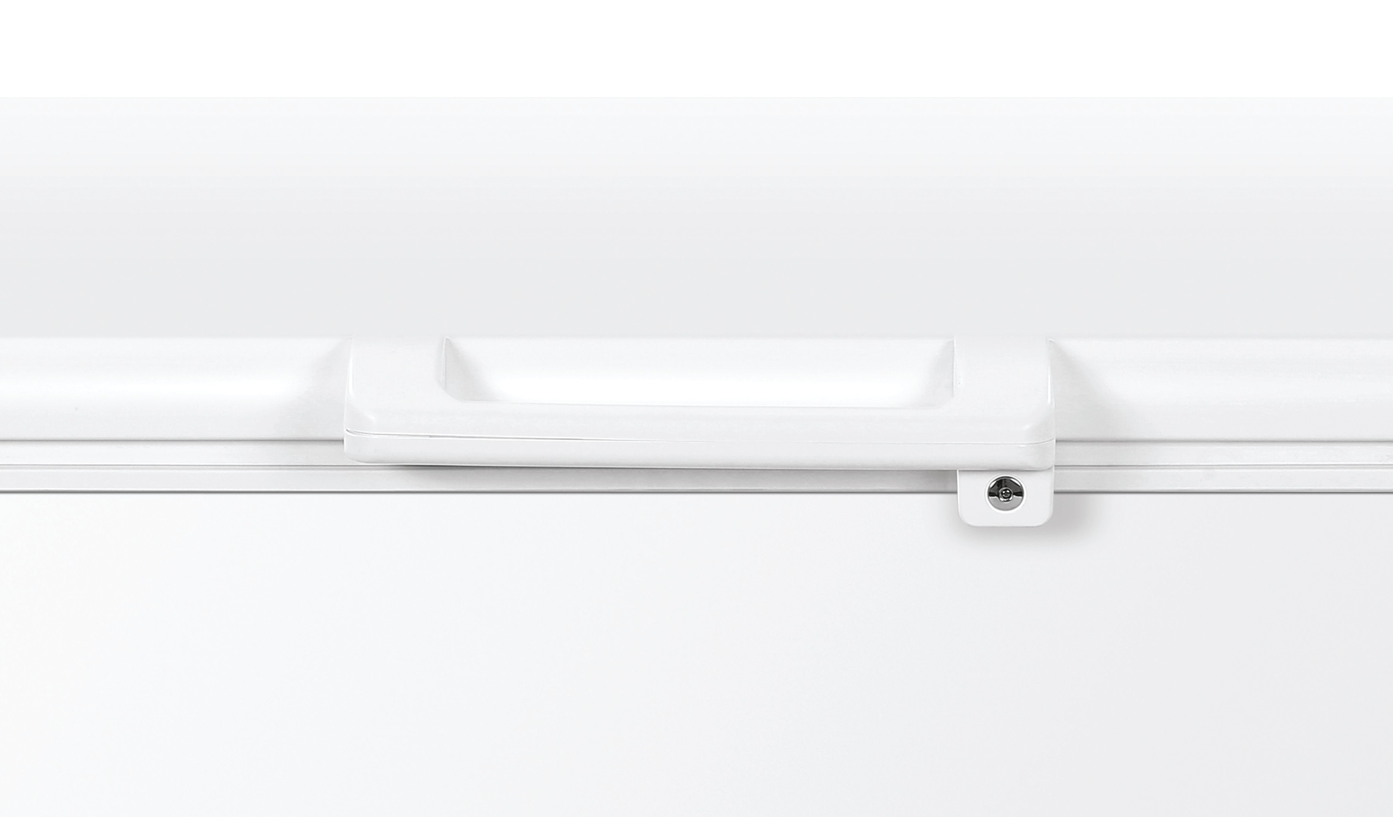 Primer plano de un congelador blanco. Un asa blanca está centrada sobre la puerta del congelador. Una cerradura está a la derecha.