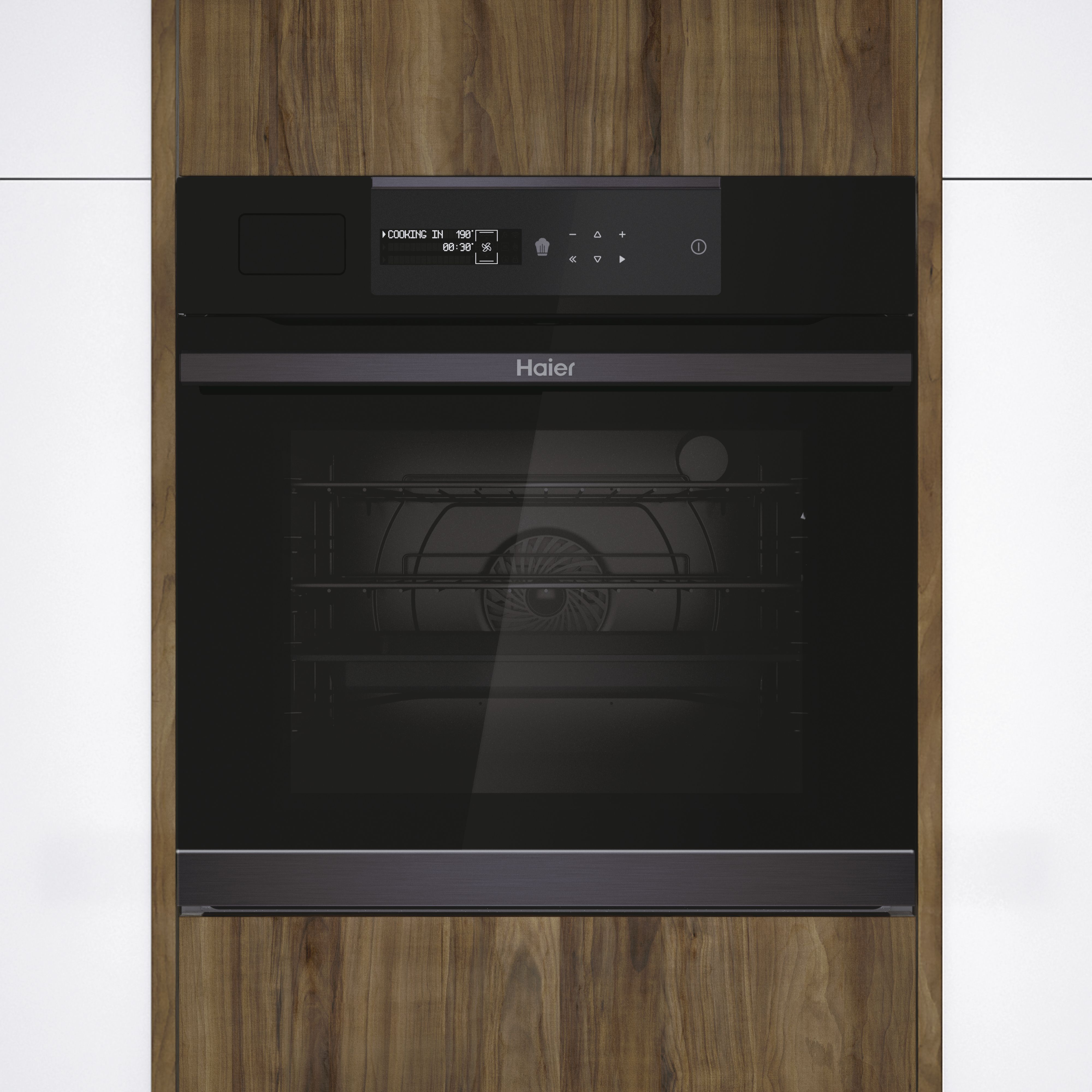 Un horno Haier negro integrado en un armario de madera. La pantalla muestra los ajustes de cocción.