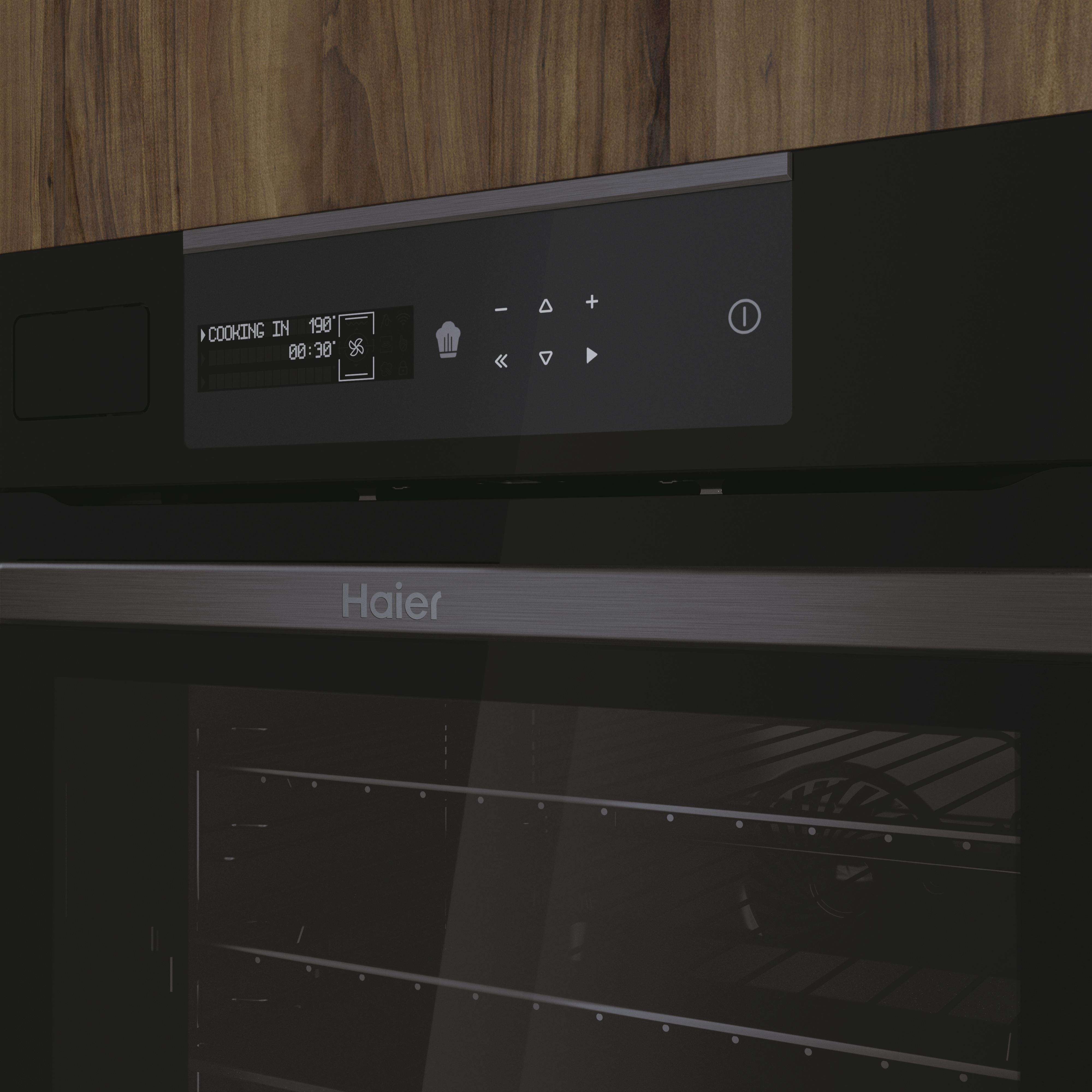 Primer plano de un horno negro con pantalla digital mostrando ajustes de cocción. Fondo de madera visible.