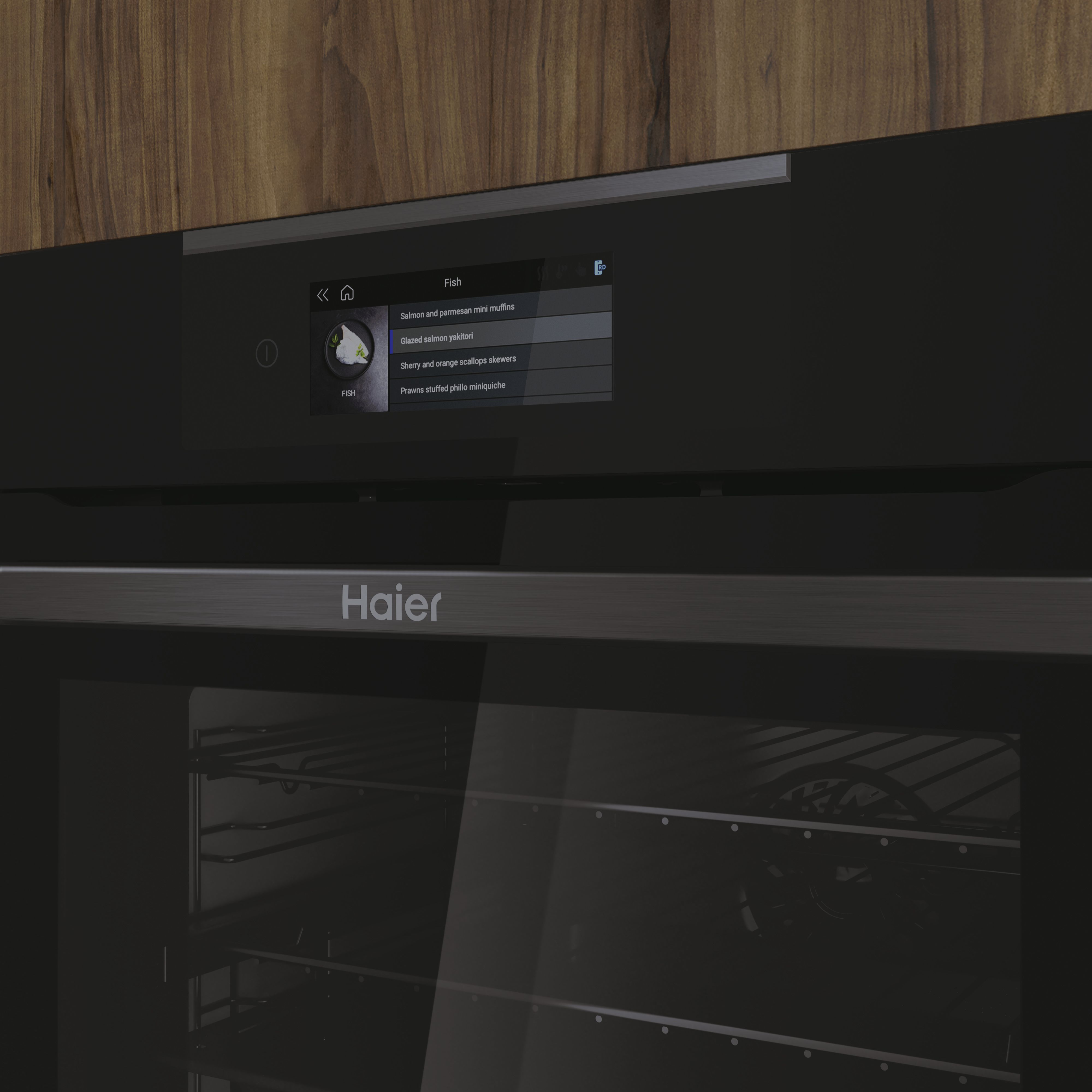 Primer plano de un horno negro con menú en pantalla. El fondo es de madera.