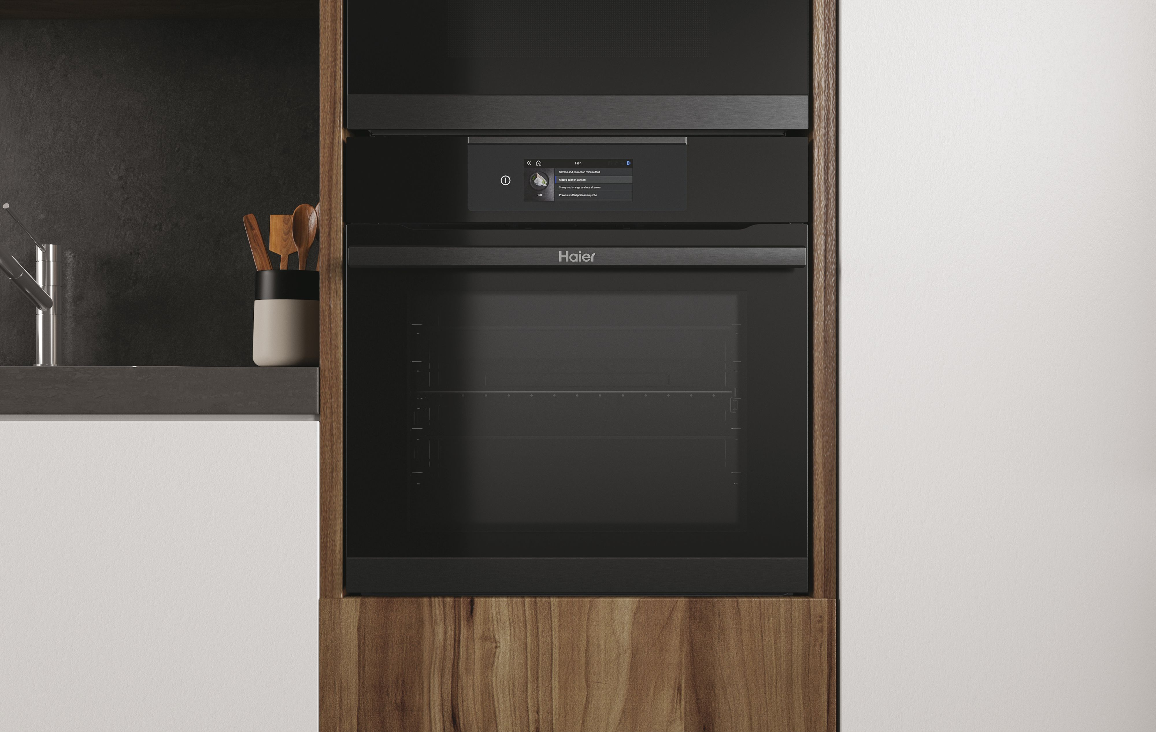 Un horno de cocina moderno con pantalla digital. El horno es negro con marco de acero inoxidable. Gabinete de madera.