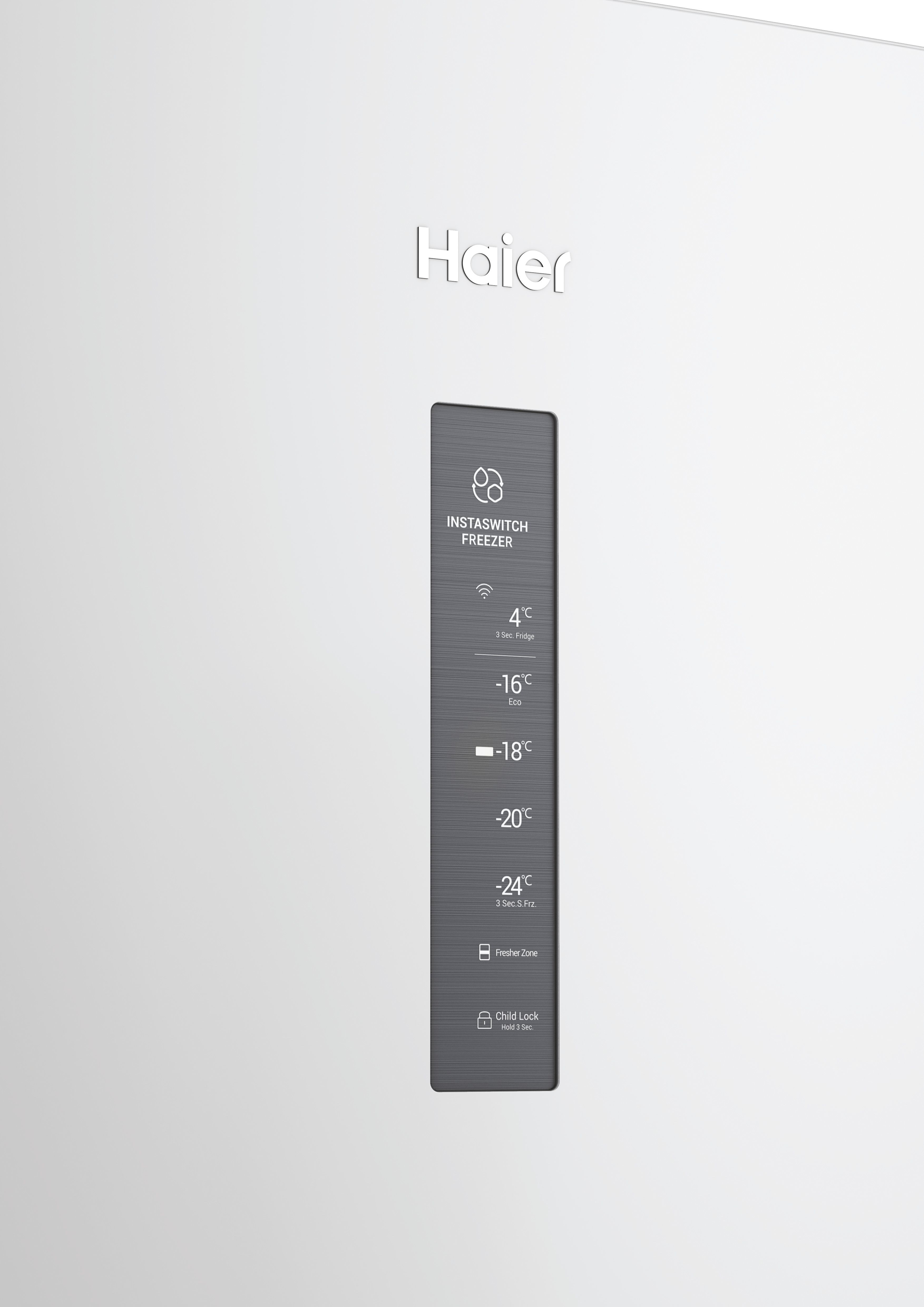 Ein weißer Kühlschrank mit Haier-Logo. Er hat ein Bedienfeld mit Temperatureinstellungen und Funktionen.
