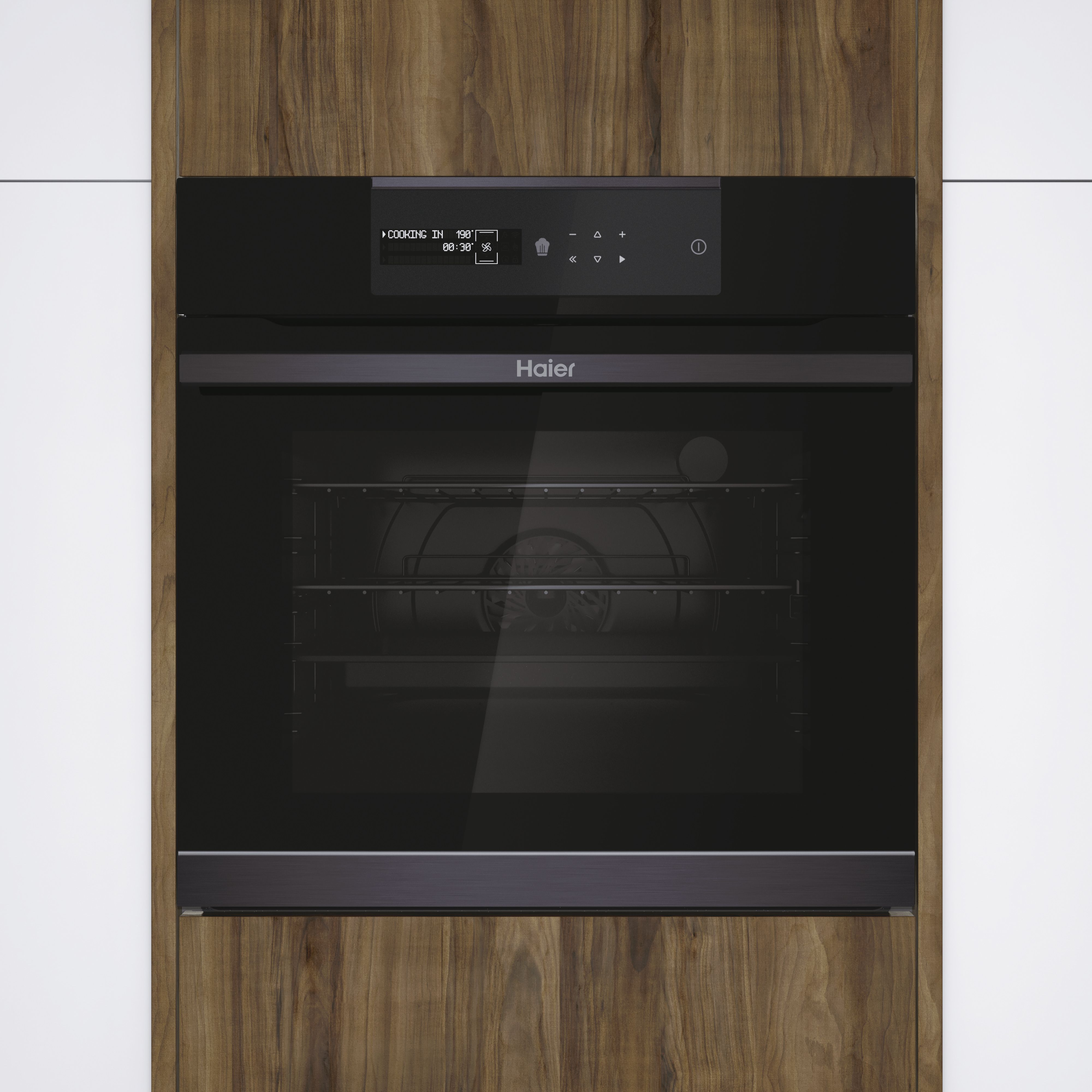 Horno Haier negro empotrado en un mueble de madera. Tiene una pantalla digital y puerta de cristal. Pared blanca al lado.