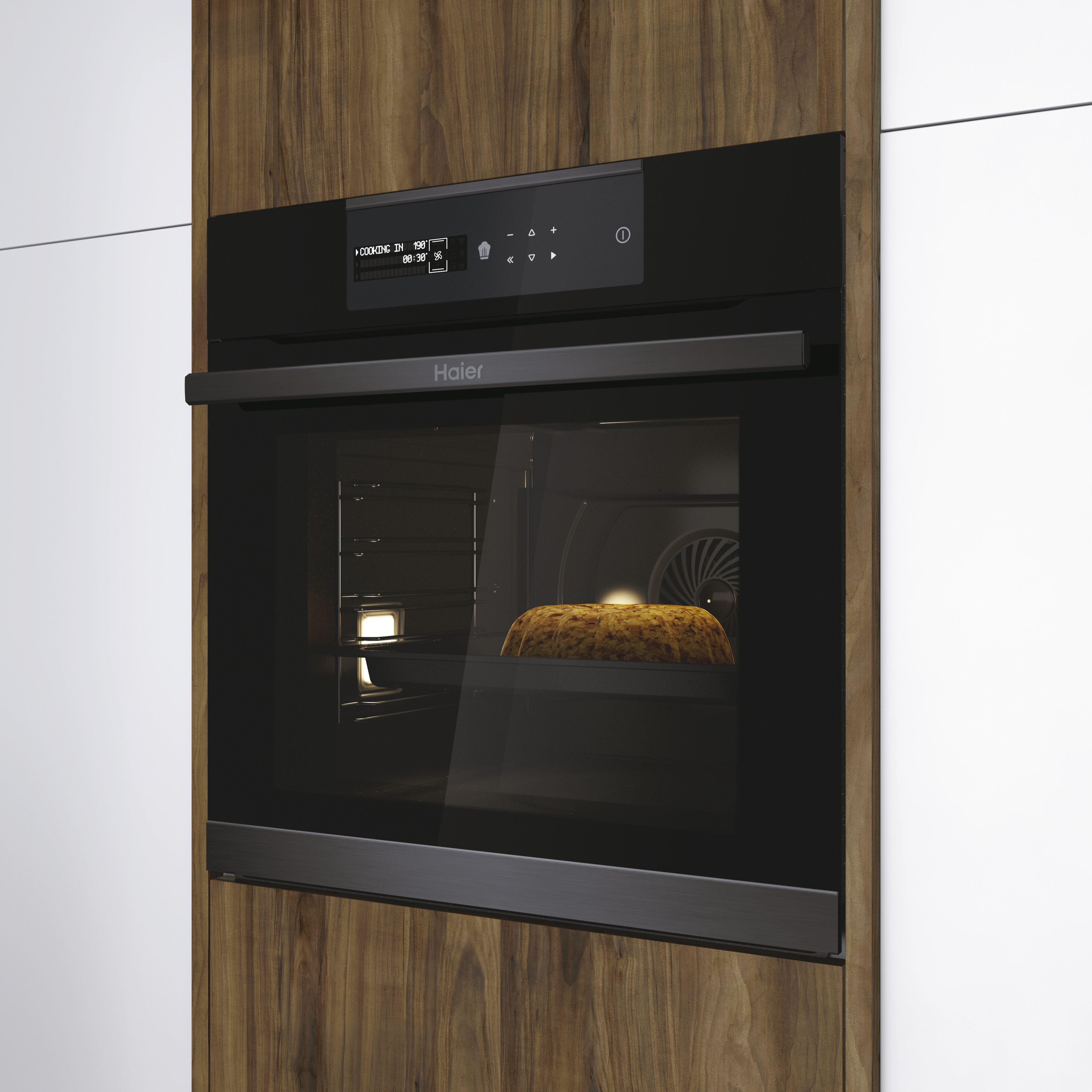 Un horno Haier está integrado en paneles de madera. En el interior, es visible un artículo horneado. El horno tiene una pantalla digital.