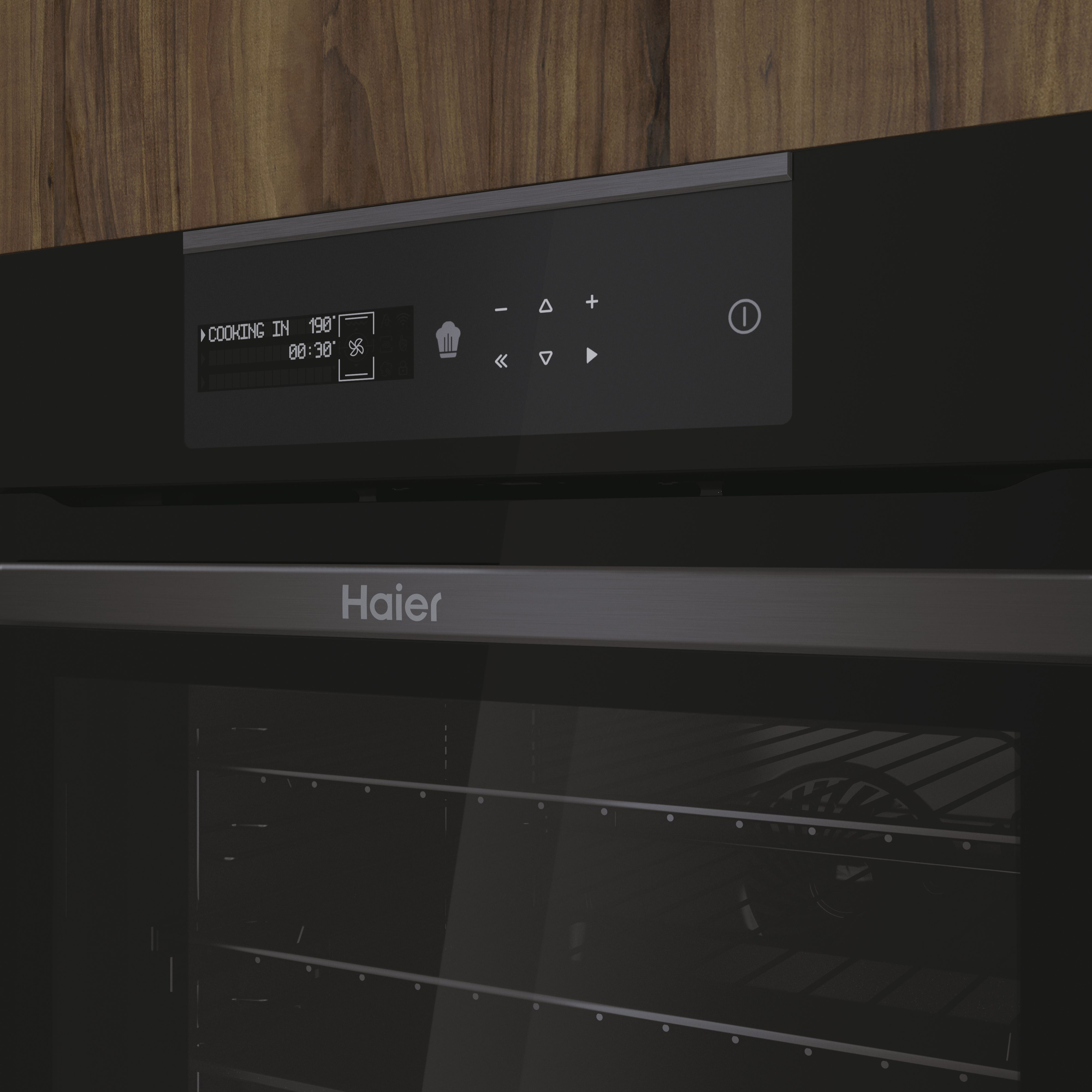 Primer plano de un horno Haier negro con pantalla digital y fondo de madera.